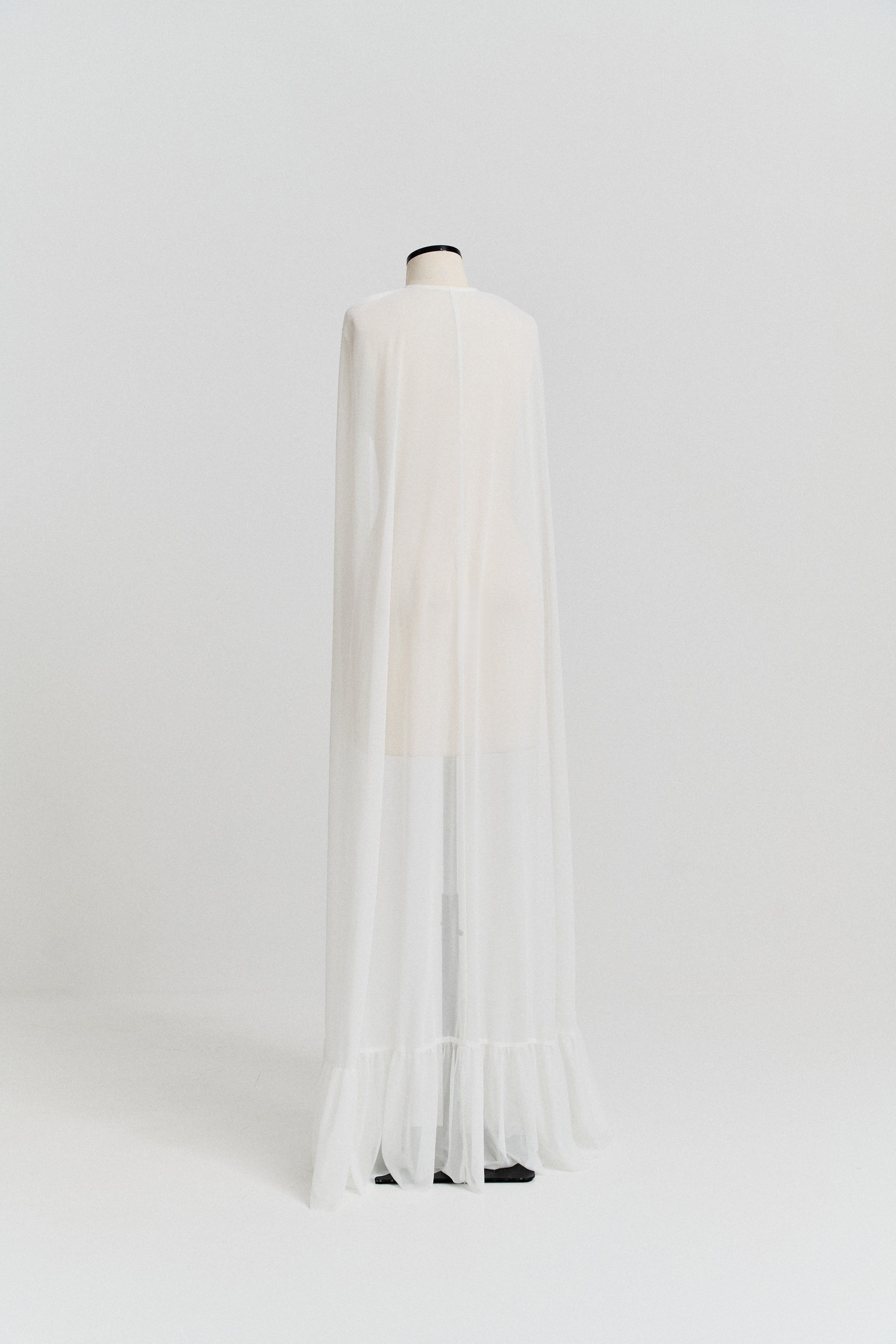 Capa Longa em Tule com Babado na Barra - Clara Off White