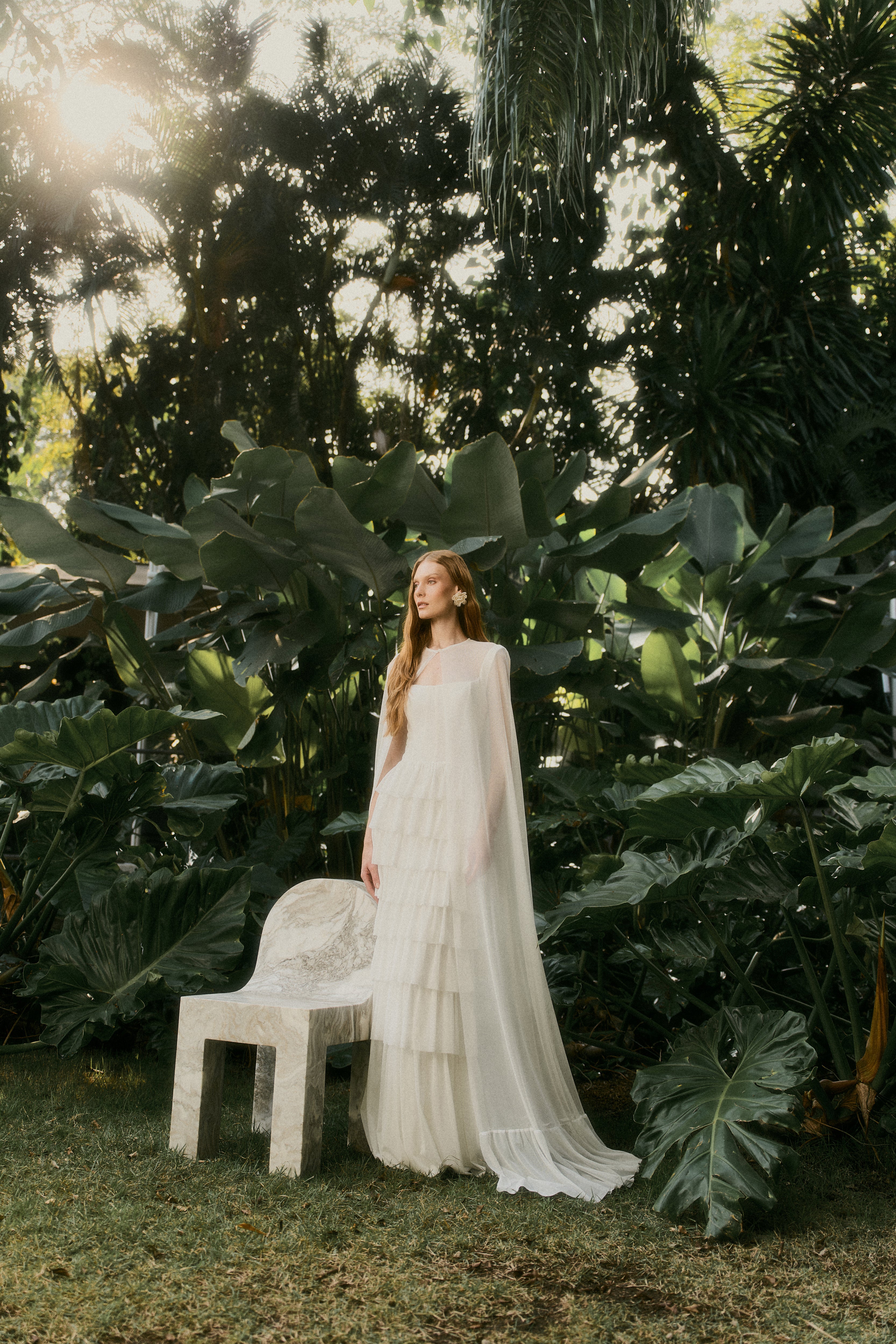 Capa Longa em Chiffon com Babado na Barra - Clara Off White