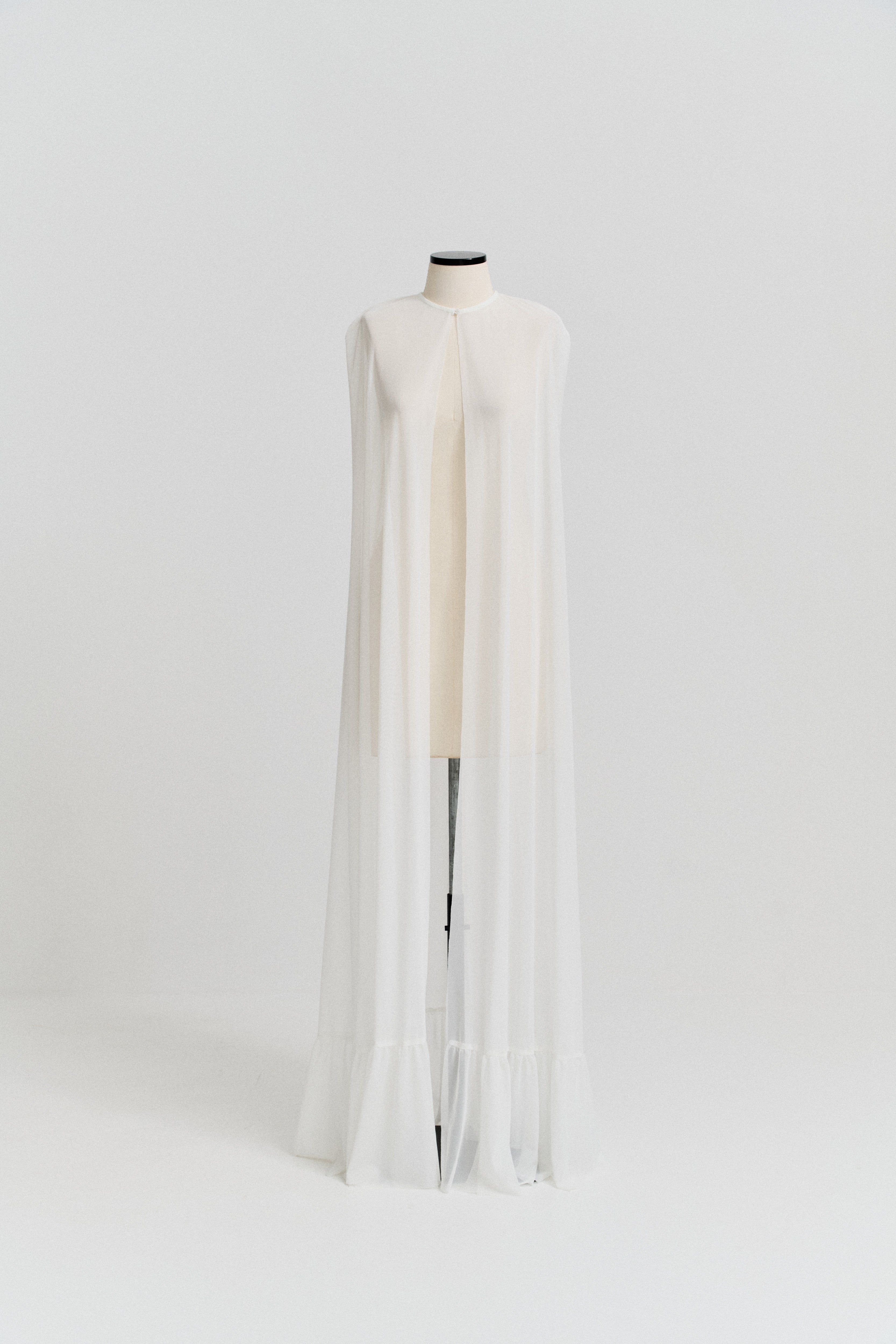Capa Longa em Tule com Babado na Barra - Clara Off White