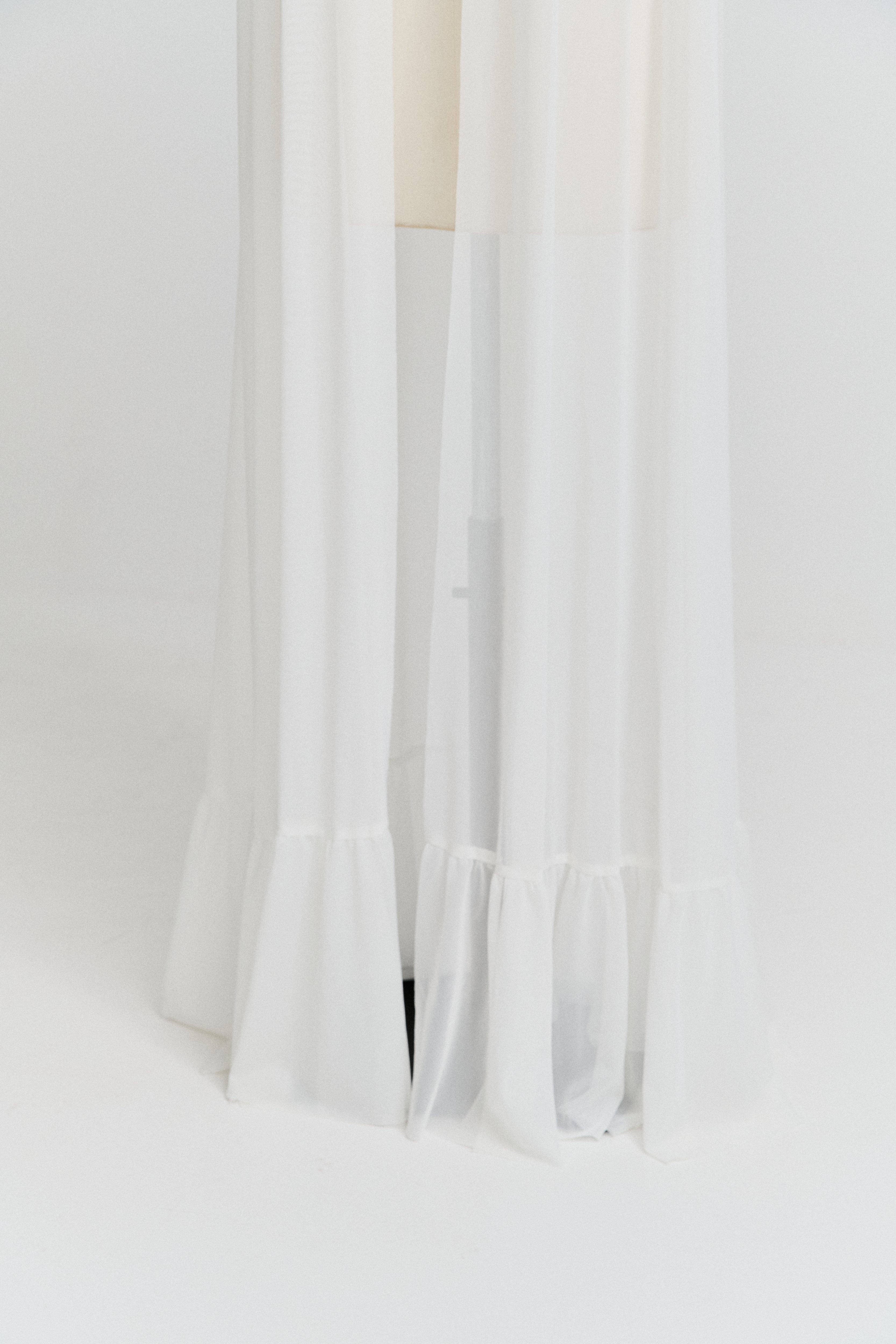 Capa Longa em Tule com Babado na Barra - Clara Off White