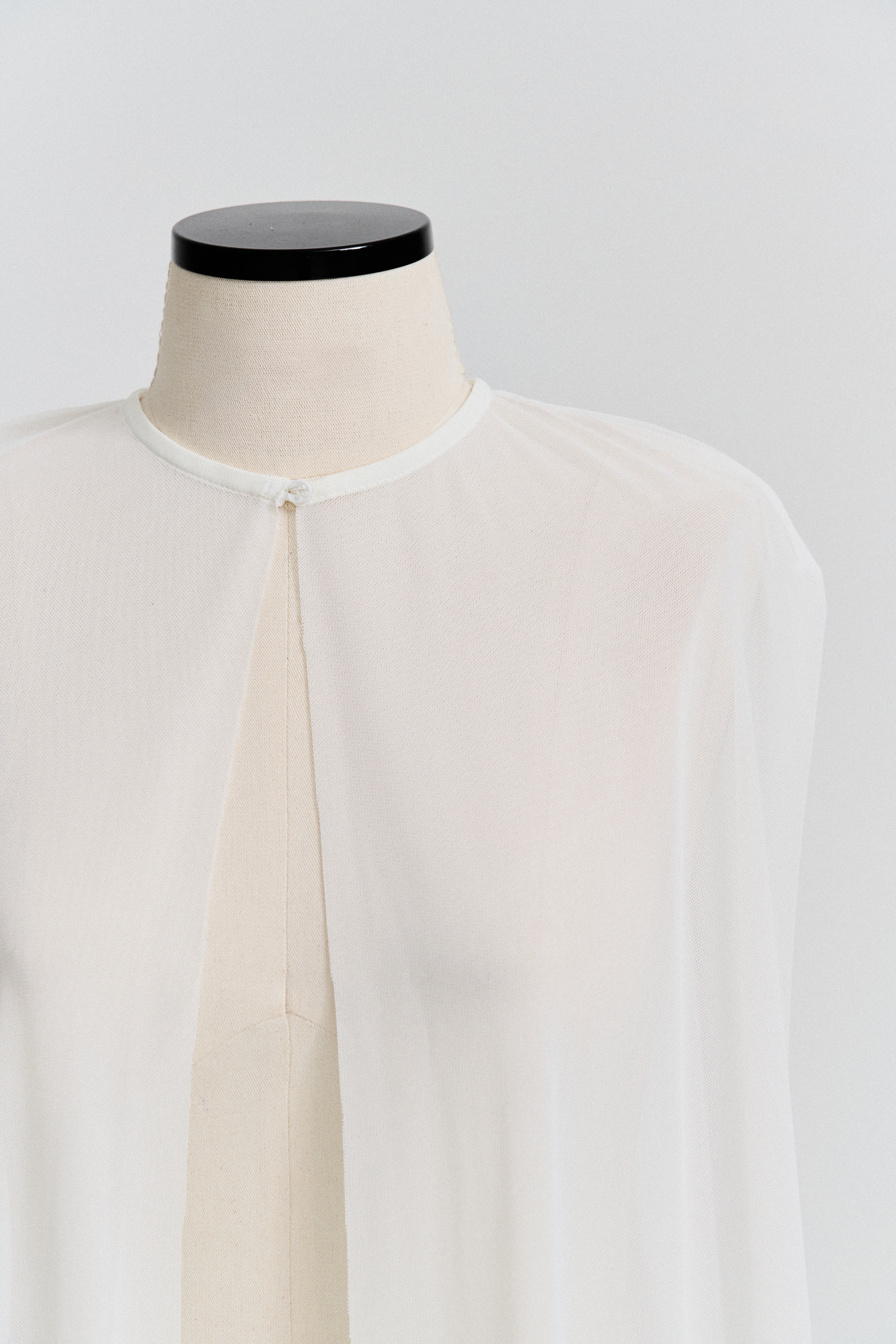 Capa Longa em Tule com Babado na Barra - Clara Off White