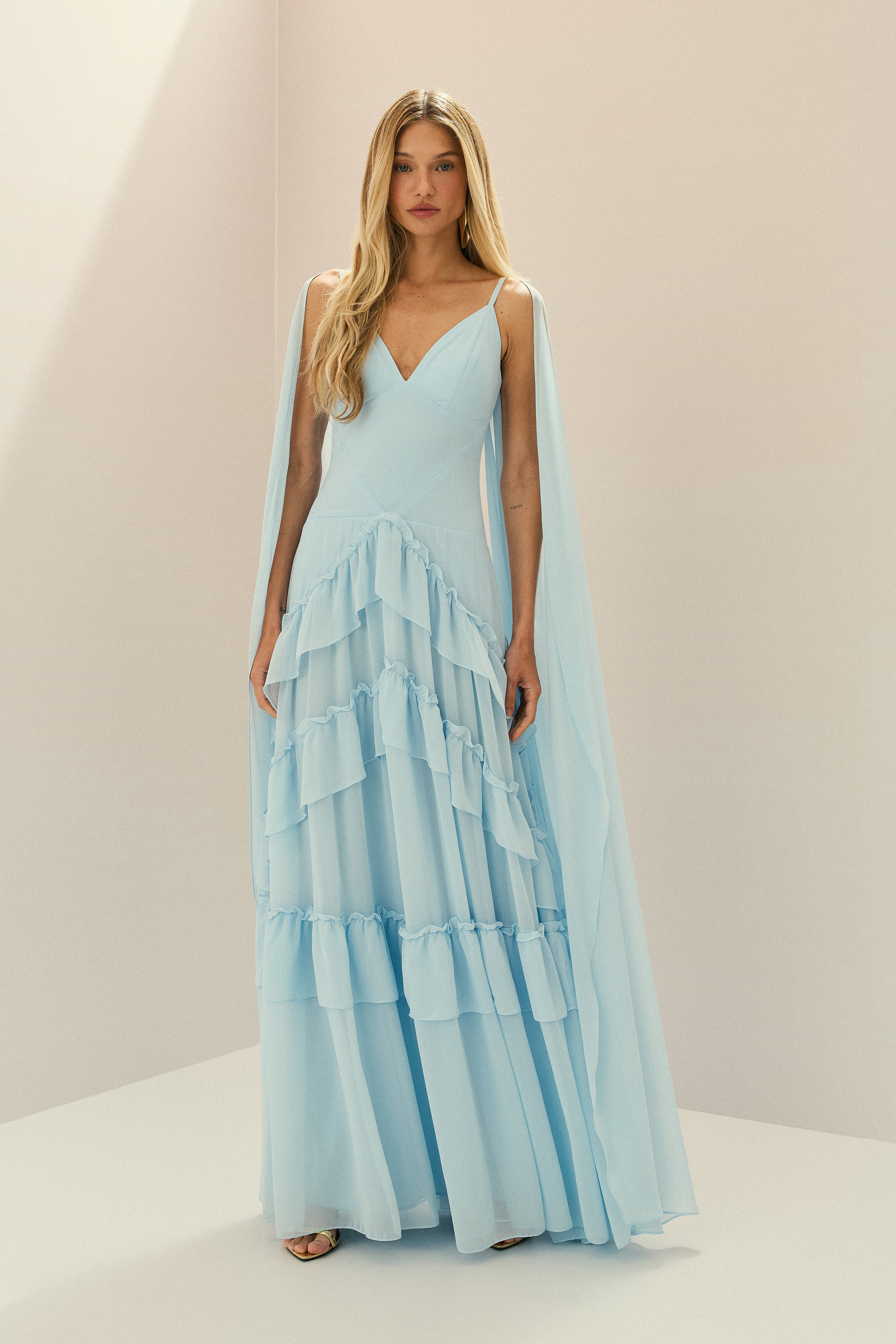 Vestido Longo em Chiffon com Decote V, Alças Finas, Mangas Capa e Saia com Babados em Camadas - Sereno Azul Serenity