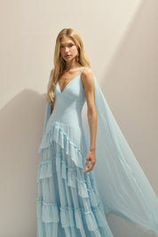 Vestido Longo em Chiffon com Decote V, Alças Finas, Mangas Capa e Saia com Babados em Camadas - Sereno Azul Serenity