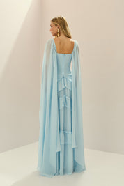 Vestido Longo em Chiffon com Decote V, Alças Finas, Mangas Capa e Saia com Babados em Camadas - Sereno Azul Serenity