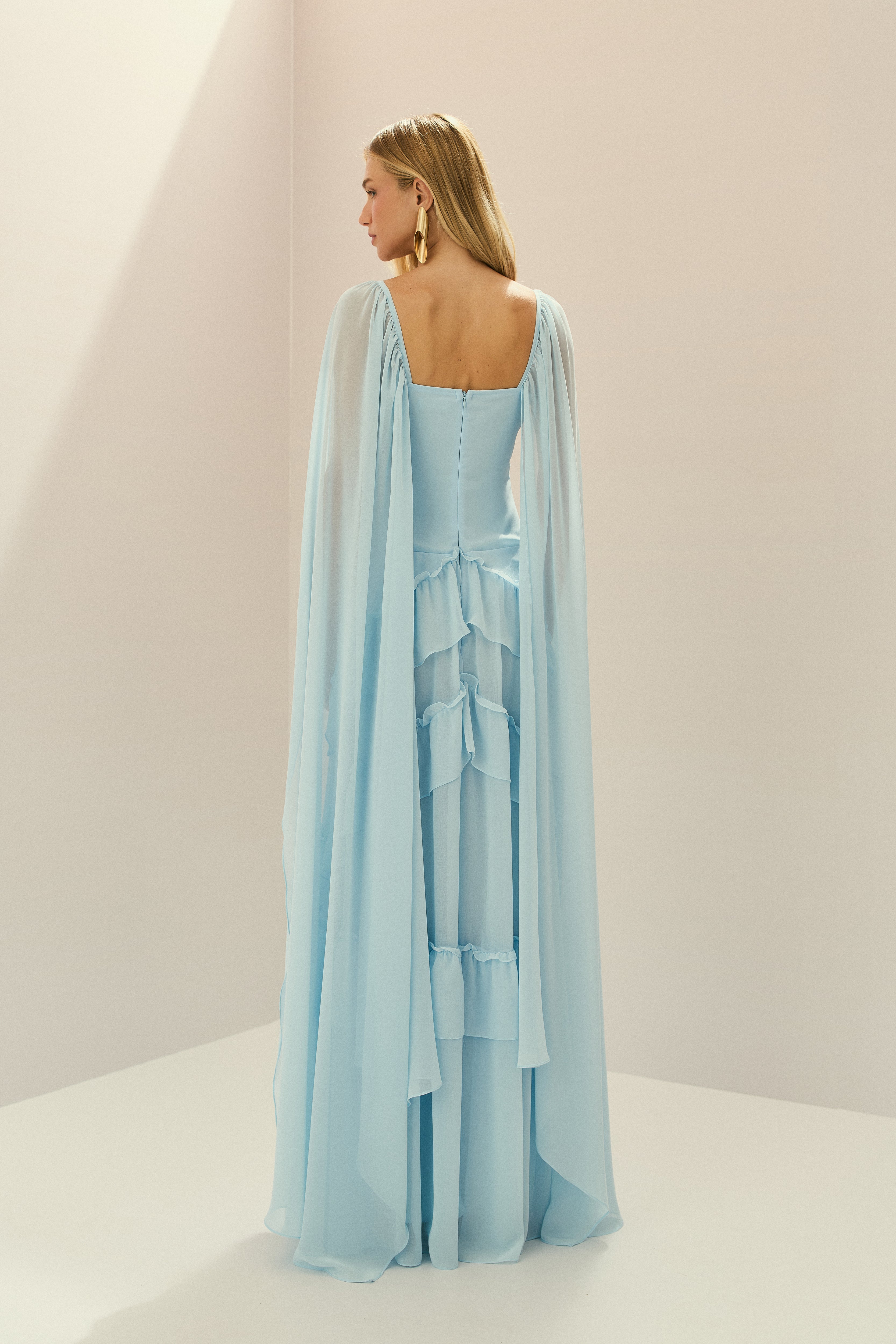 Vestido Longo em Chiffon com Decote V, Alças Finas, Mangas Capa e Saia com Babados em Camadas - Sereno Azul Serenity