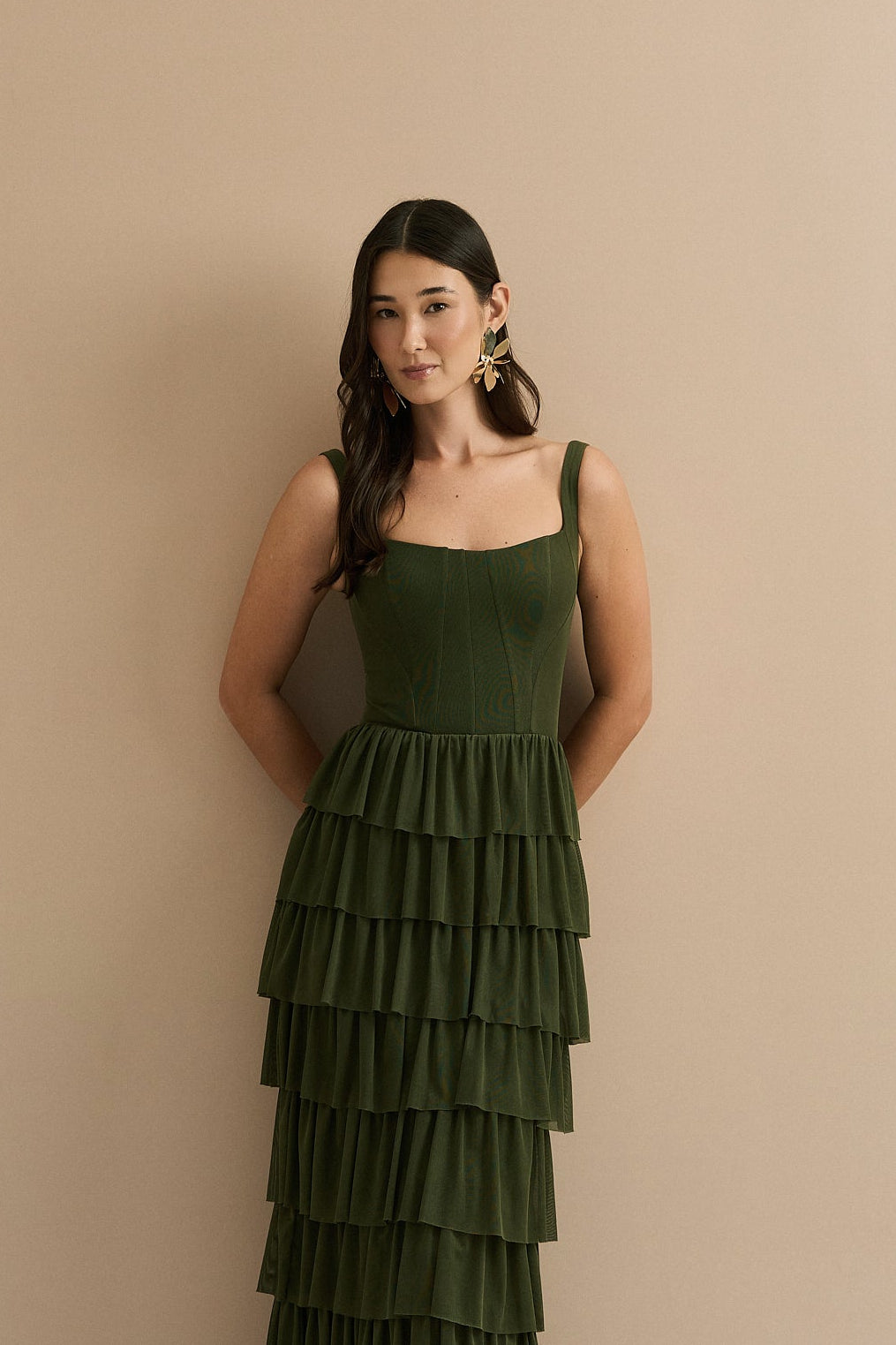 Vestido Longo em Tule com Alças e Decote Quadrado, Saia com Babados em Camadas - Livine Verde Oliva