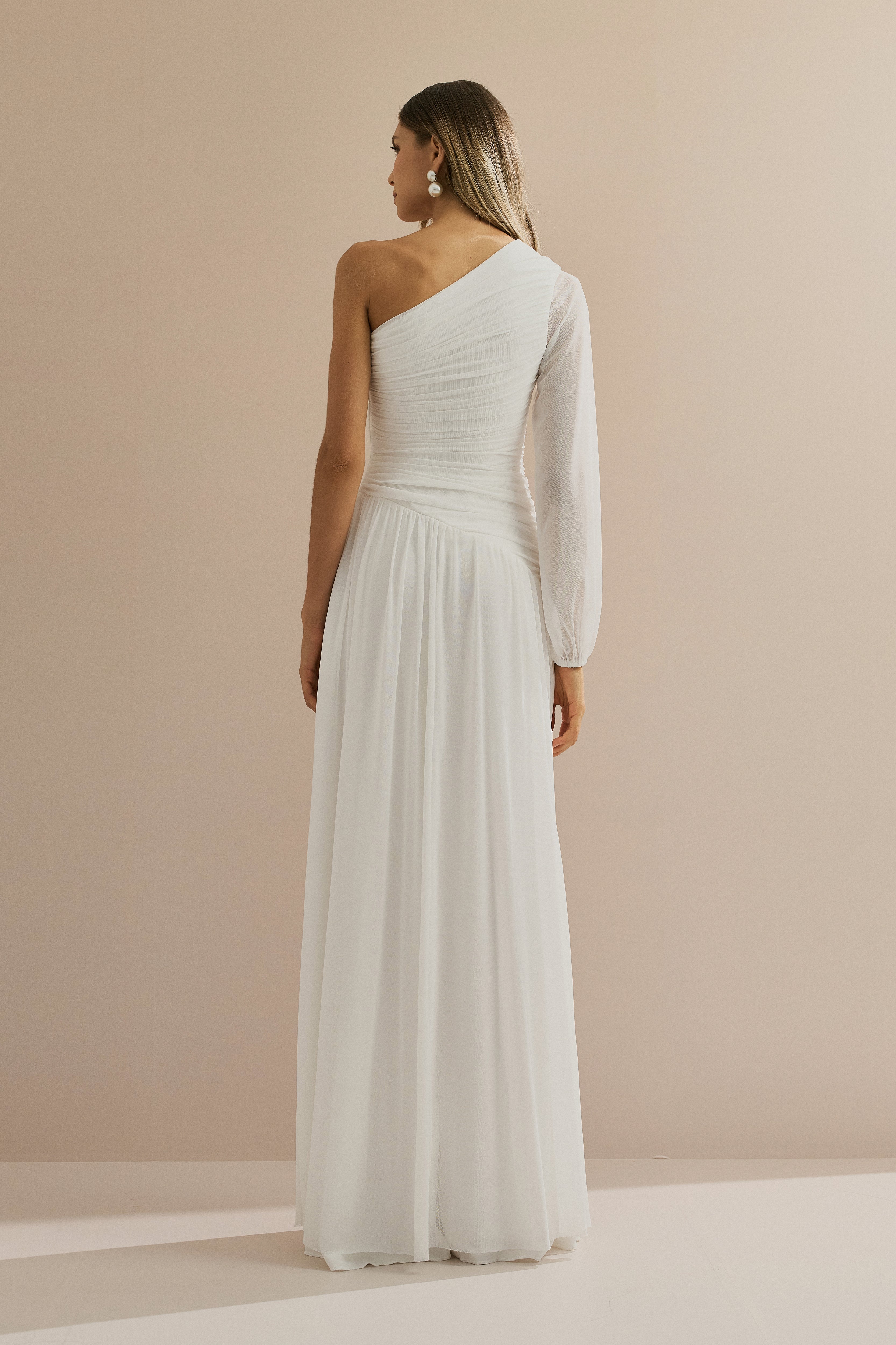 Vestido Longo com Decote de Ombro Único, Manga Longa e Franzidos - Adana Off White