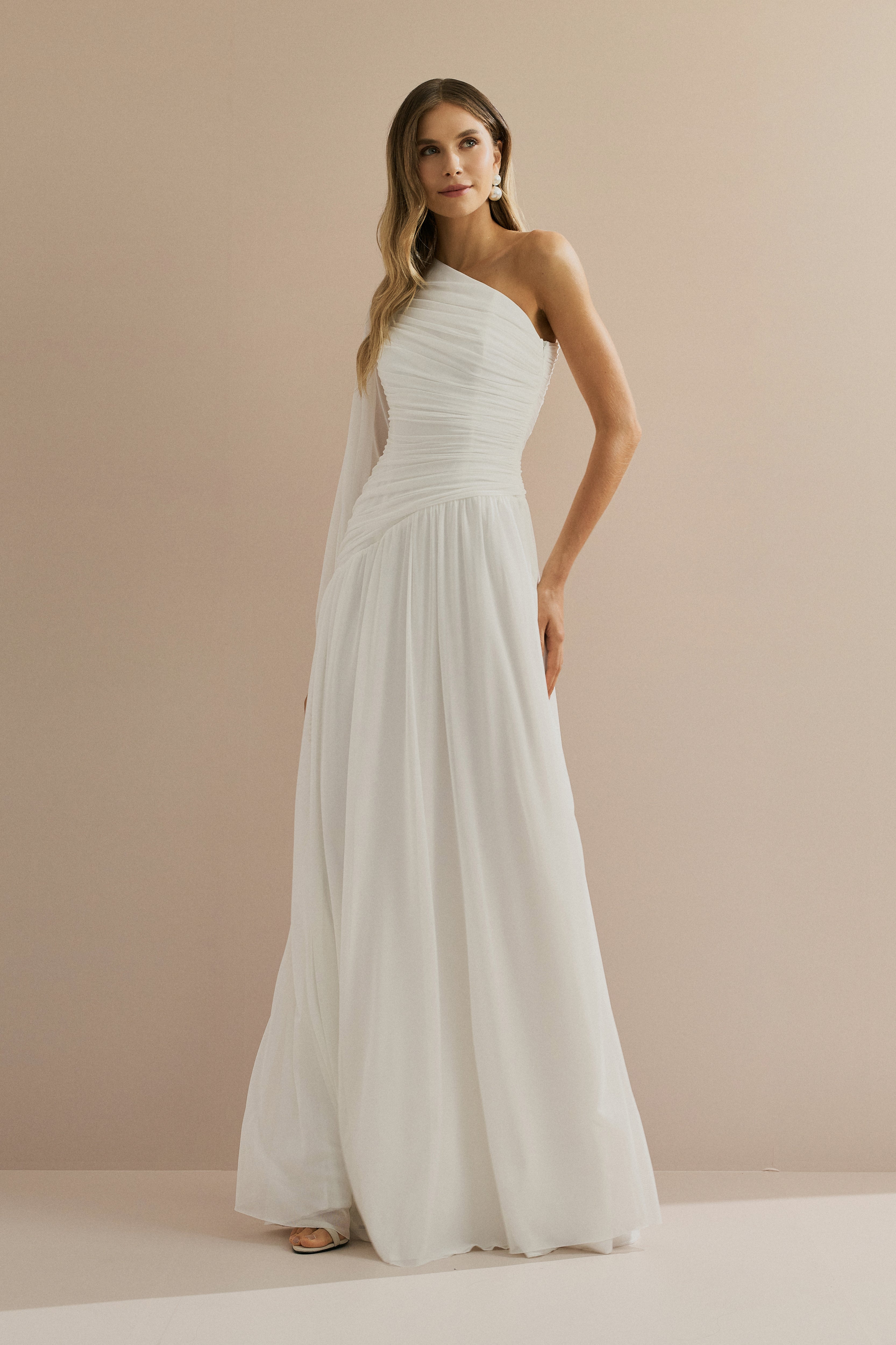 Vestido Longo com Decote de Ombro Único, Manga Longa e Franzidos - Adana Off White