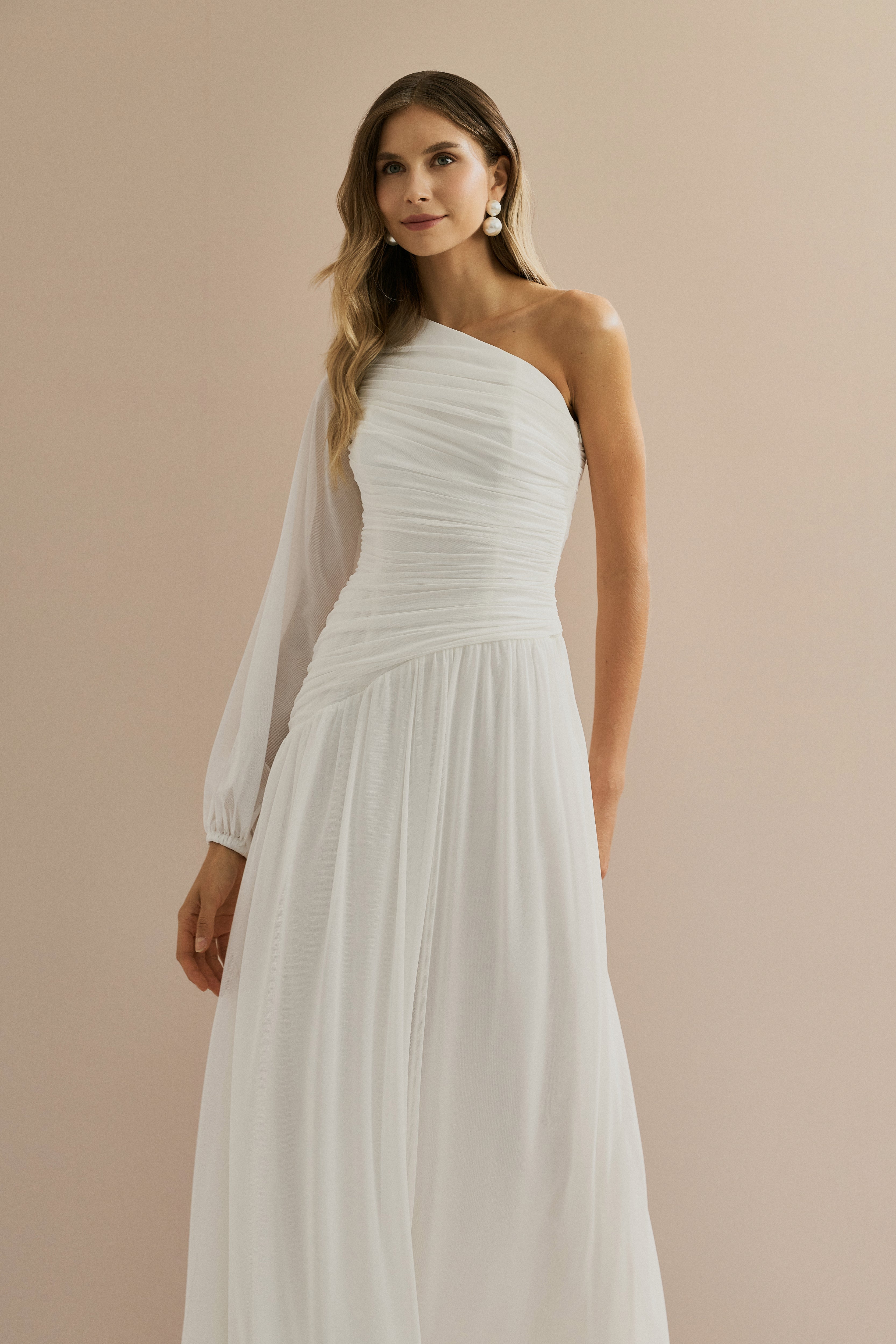 Vestido Longo com Decote de Ombro Único, Manga Longa e Franzidos - Adana Off White