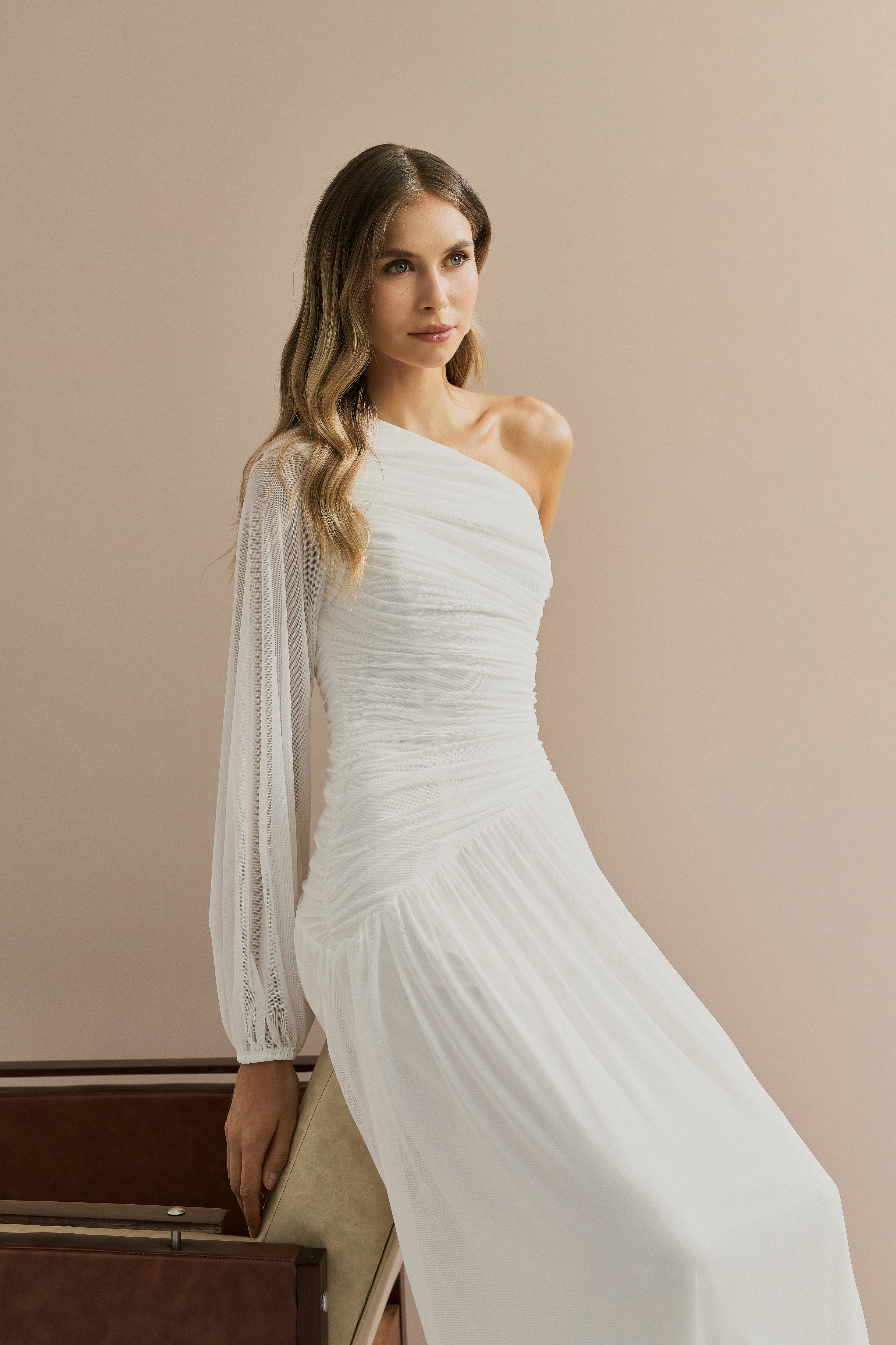 Vestido Longo com Decote de Ombro Único, Manga Longa e Franzidos - Adana Off White