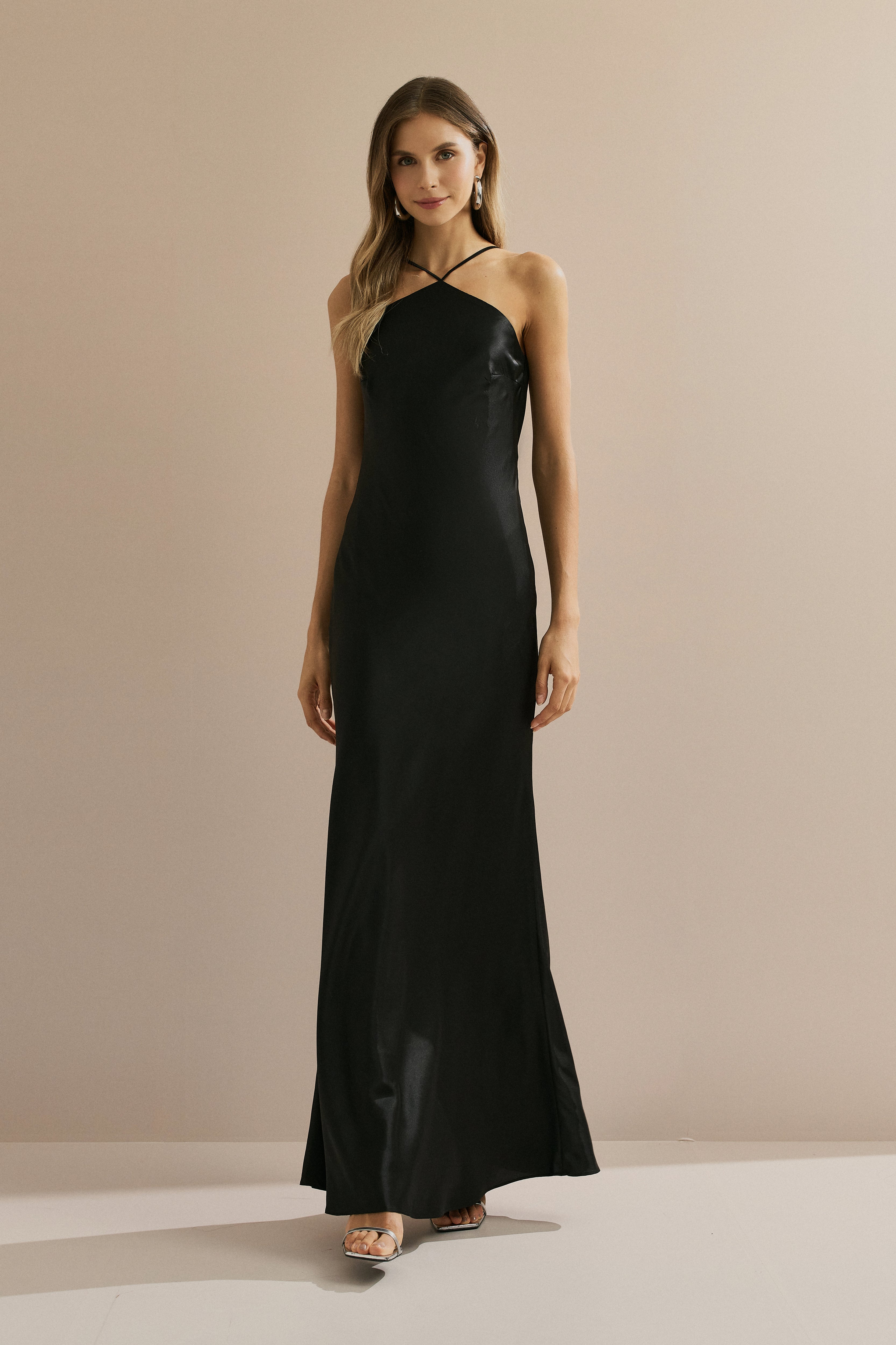 Vestido Long Midi de Cetim com Decote Triangular e Amarração nas Costas - Capri Preto