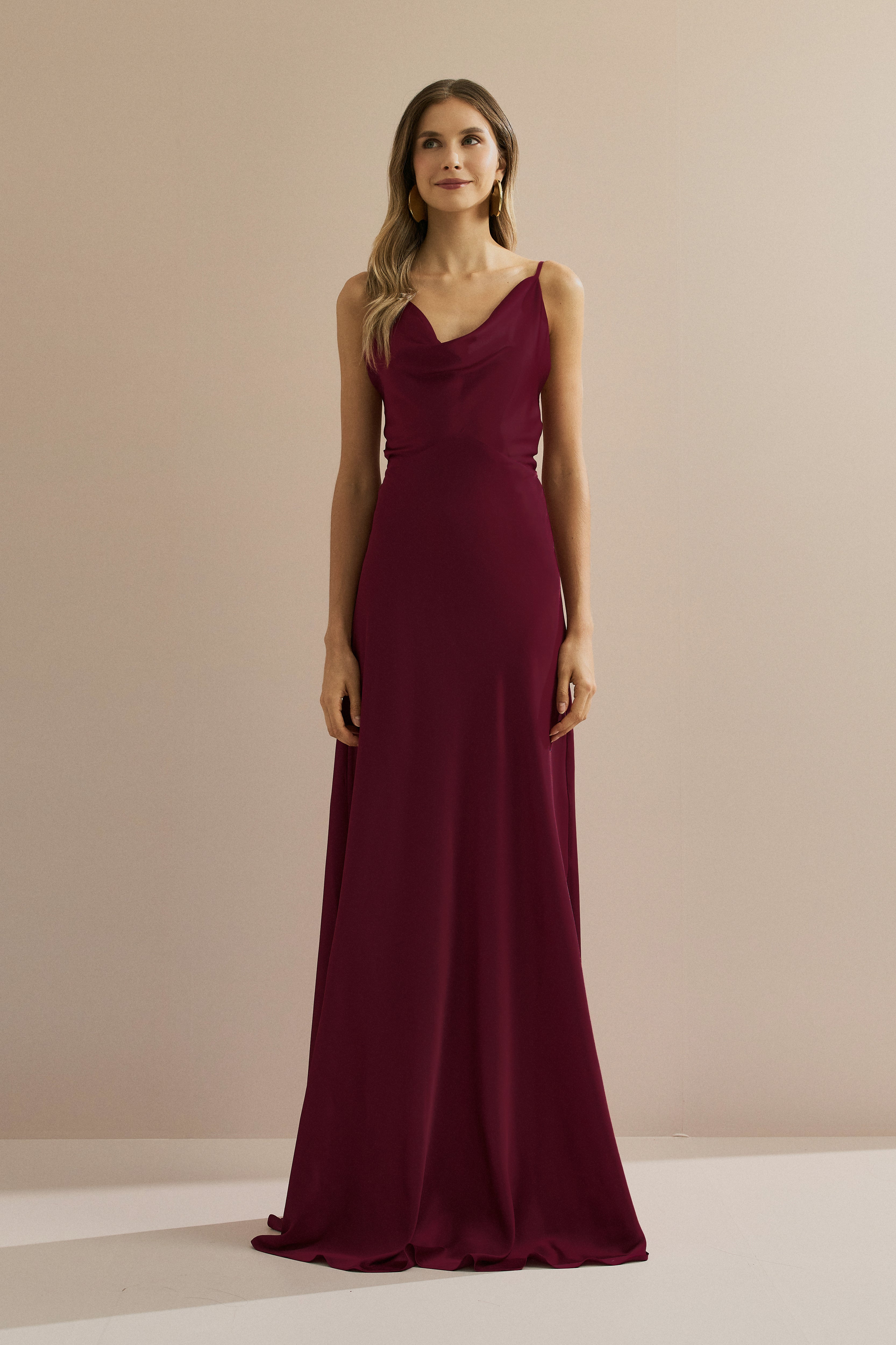 Vestido Longo em Cetim com Decote Degagê com Alças Finas e Amarração nas Costas - Líbano Marsala