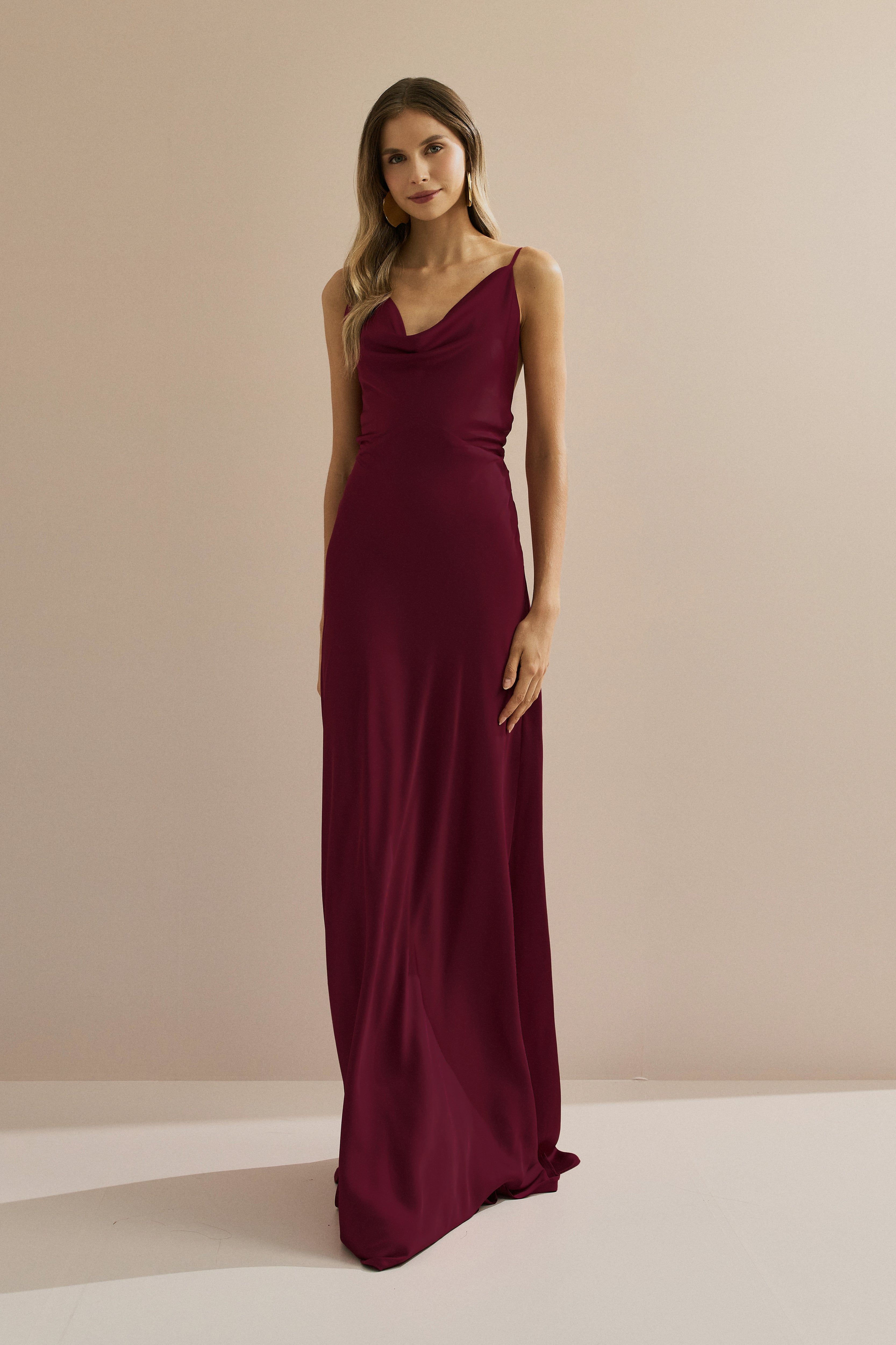 Vestido Longo em Cetim com Decote Degagê com Alças Finas e Amarração nas Costas - Líbano Marsala