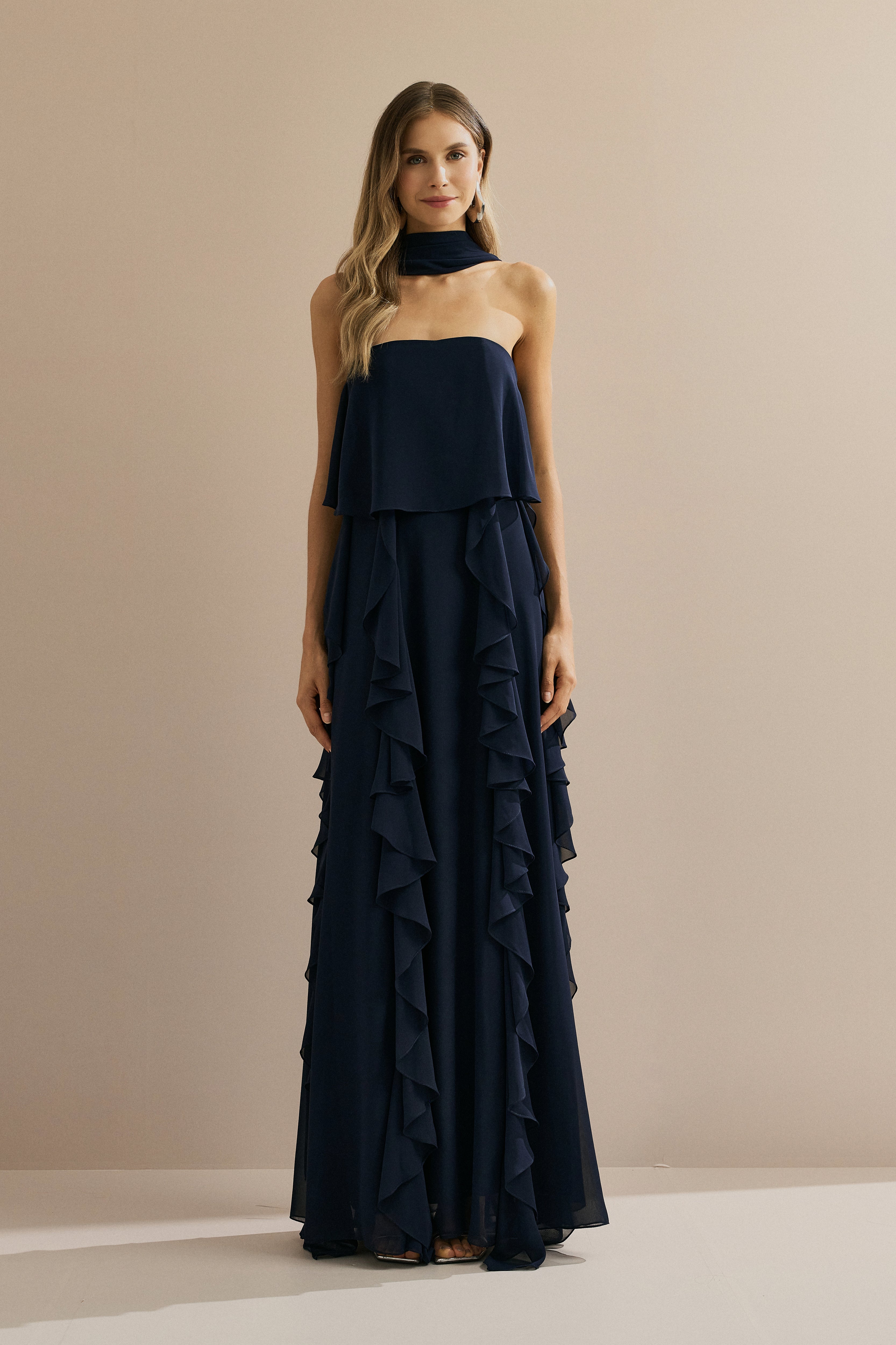 Vestido Longo em Chiffon com Decote Reto, Babados na Saia e Echarpe - Catalunha Azul Marinho