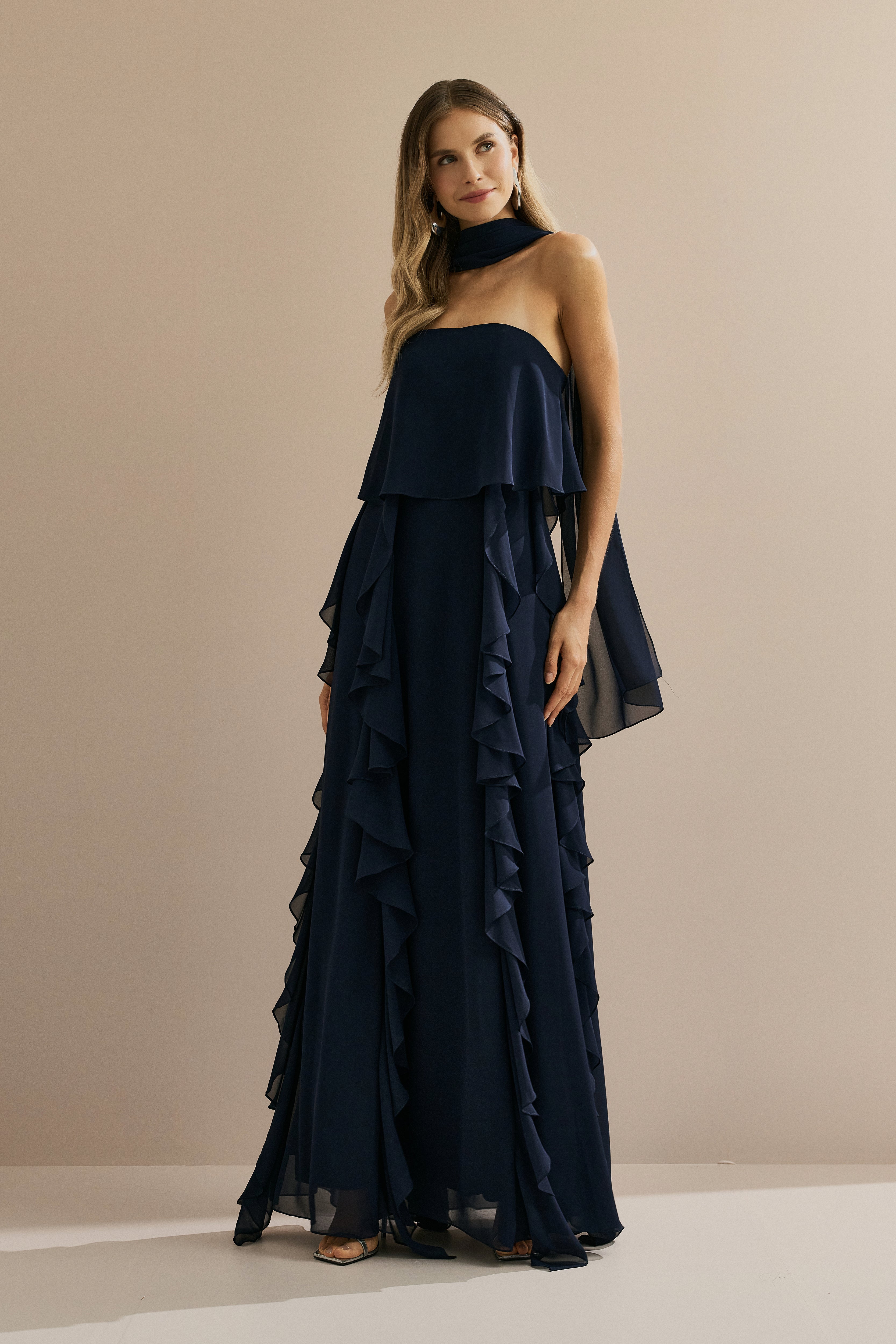 Vestido Longo em Chiffon com Decote Reto, Babados na Saia e Echarpe - Catalunha Azul Marinho