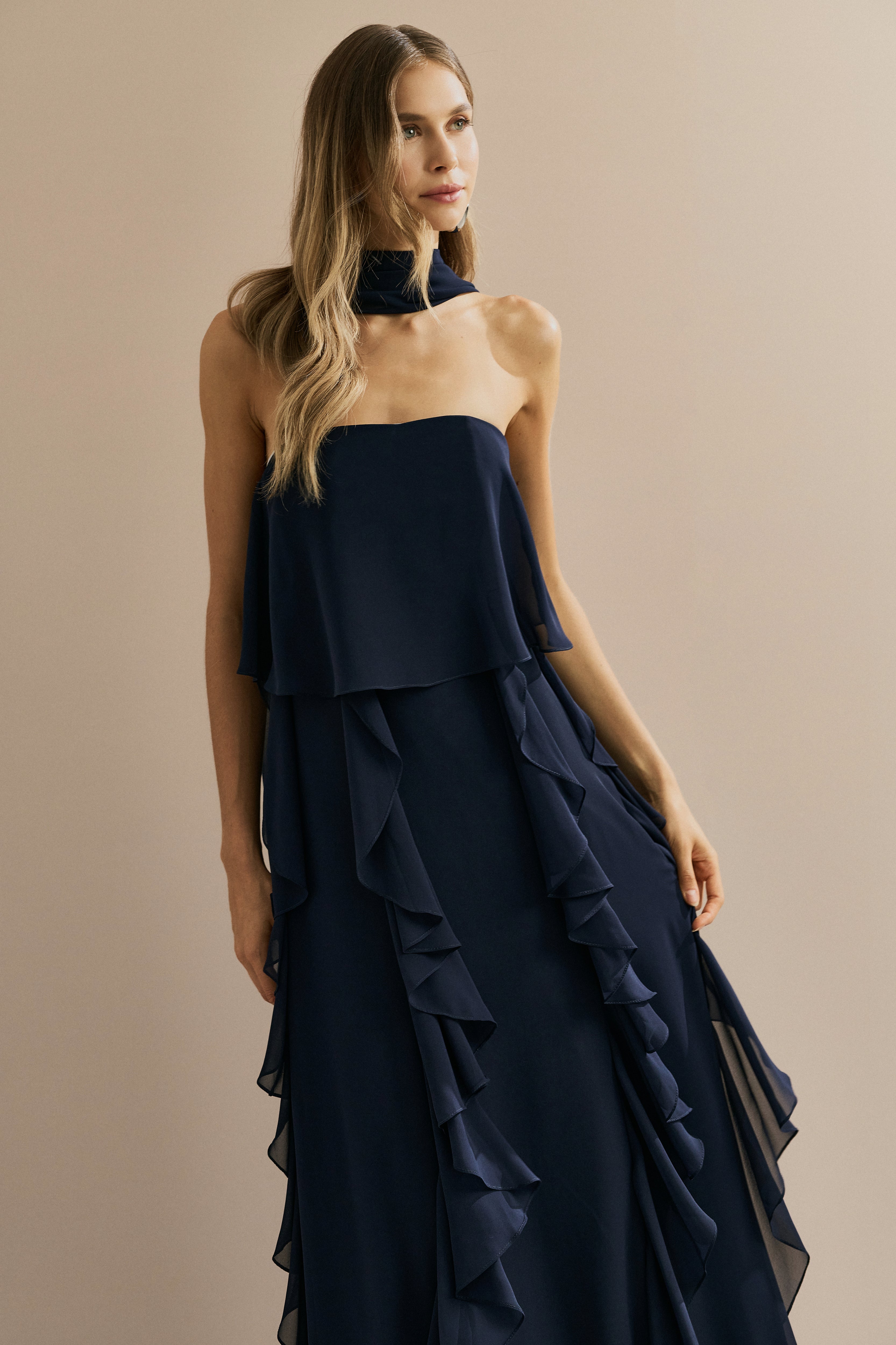 Vestido Longo em Chiffon com Decote Reto, Babados na Saia e Echarpe - Catalunha Azul Marinho