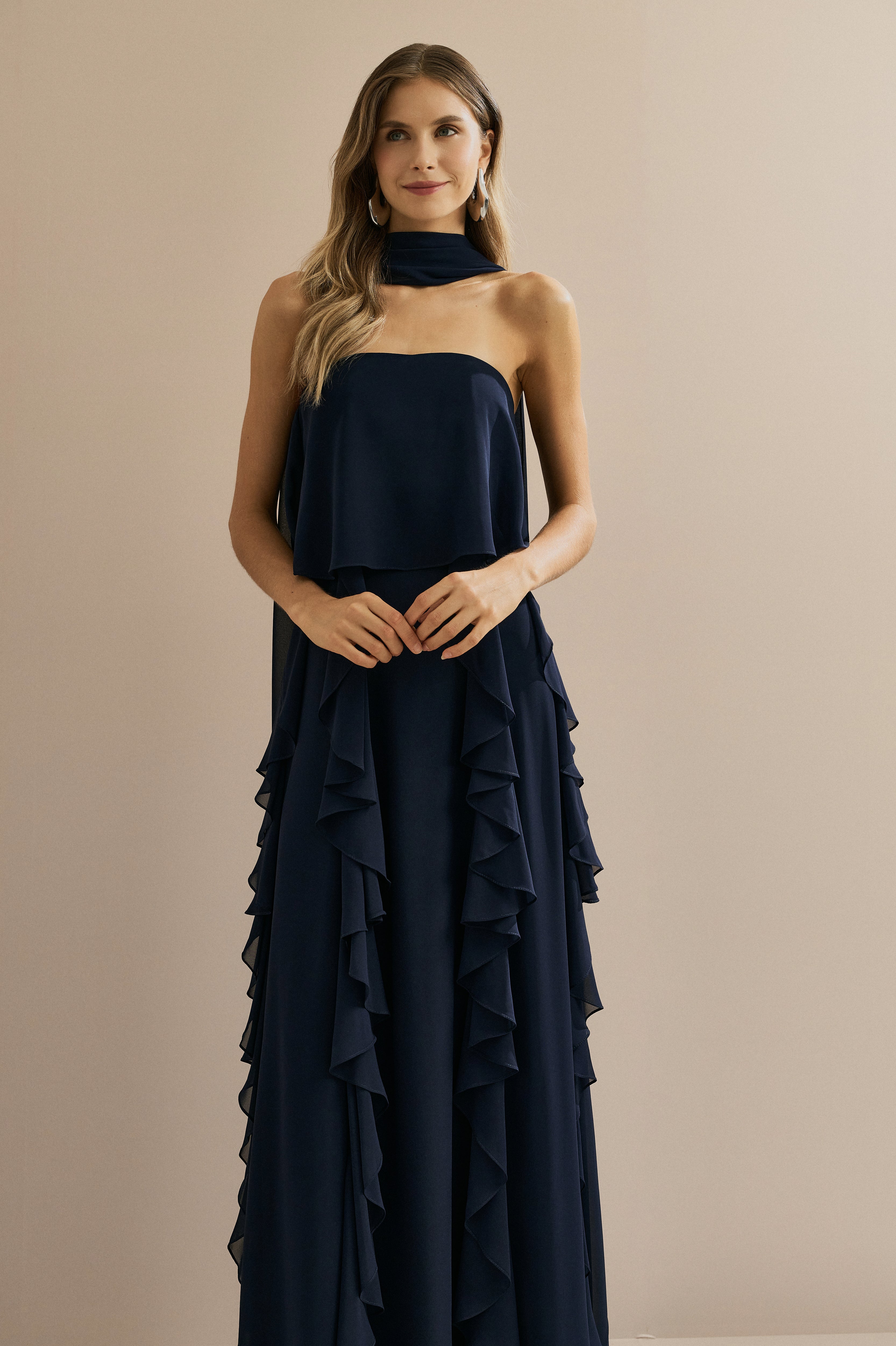Vestido Longo em Chiffon com Decote Reto, Babados na Saia e Echarpe - Catalunha Azul Marinho