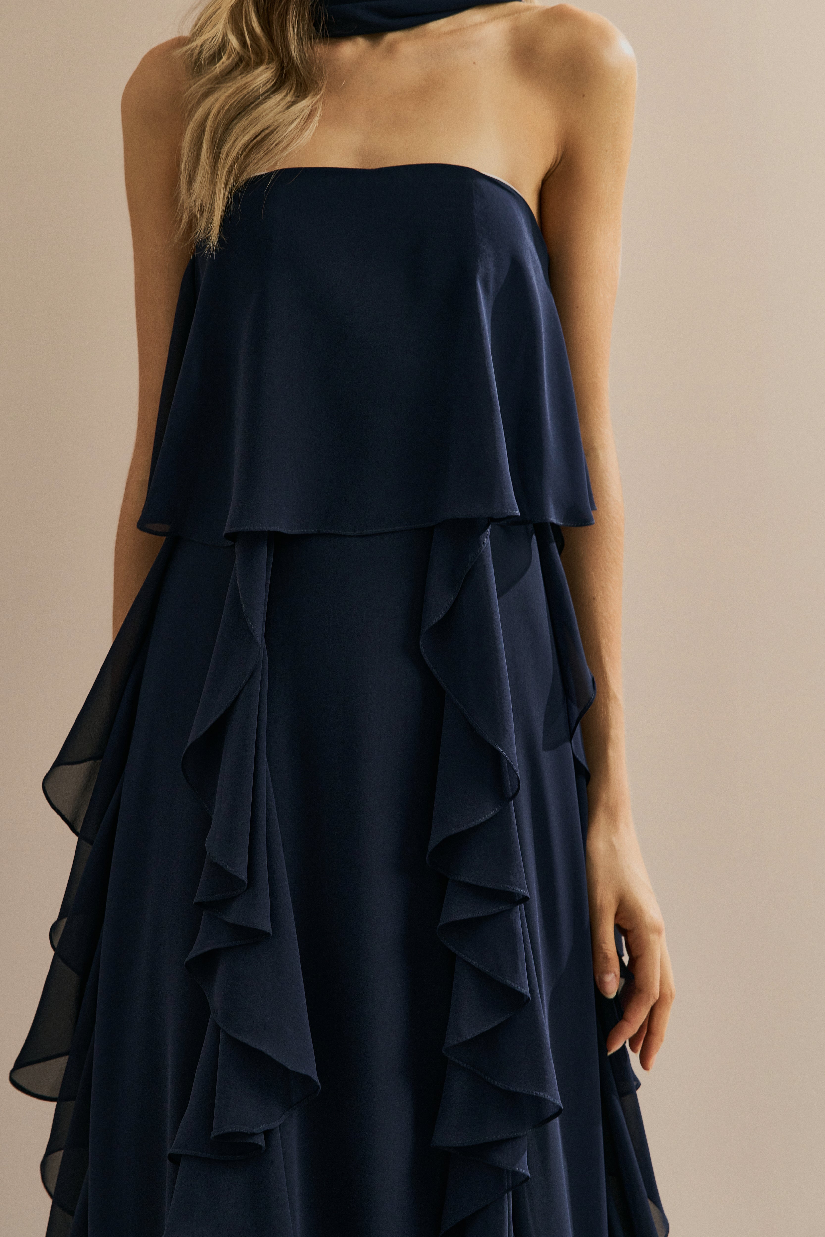 Vestido Longo em Chiffon com Decote Reto, Babados na Saia e Echarpe - Catalunha Azul Marinho