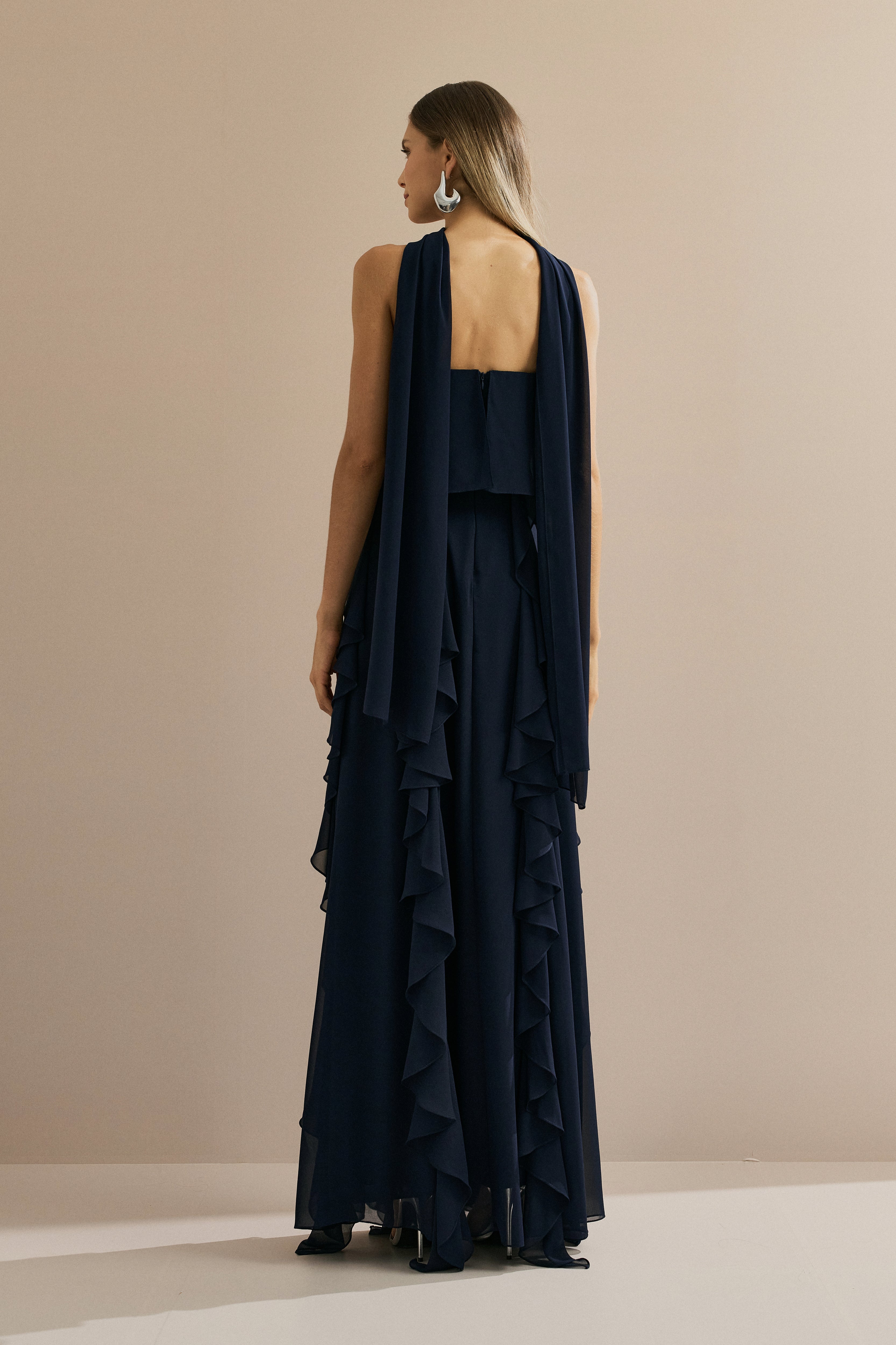 Vestido Longo em Chiffon com Decote Reto, Babados na Saia e Echarpe - Catalunha Azul Marinho