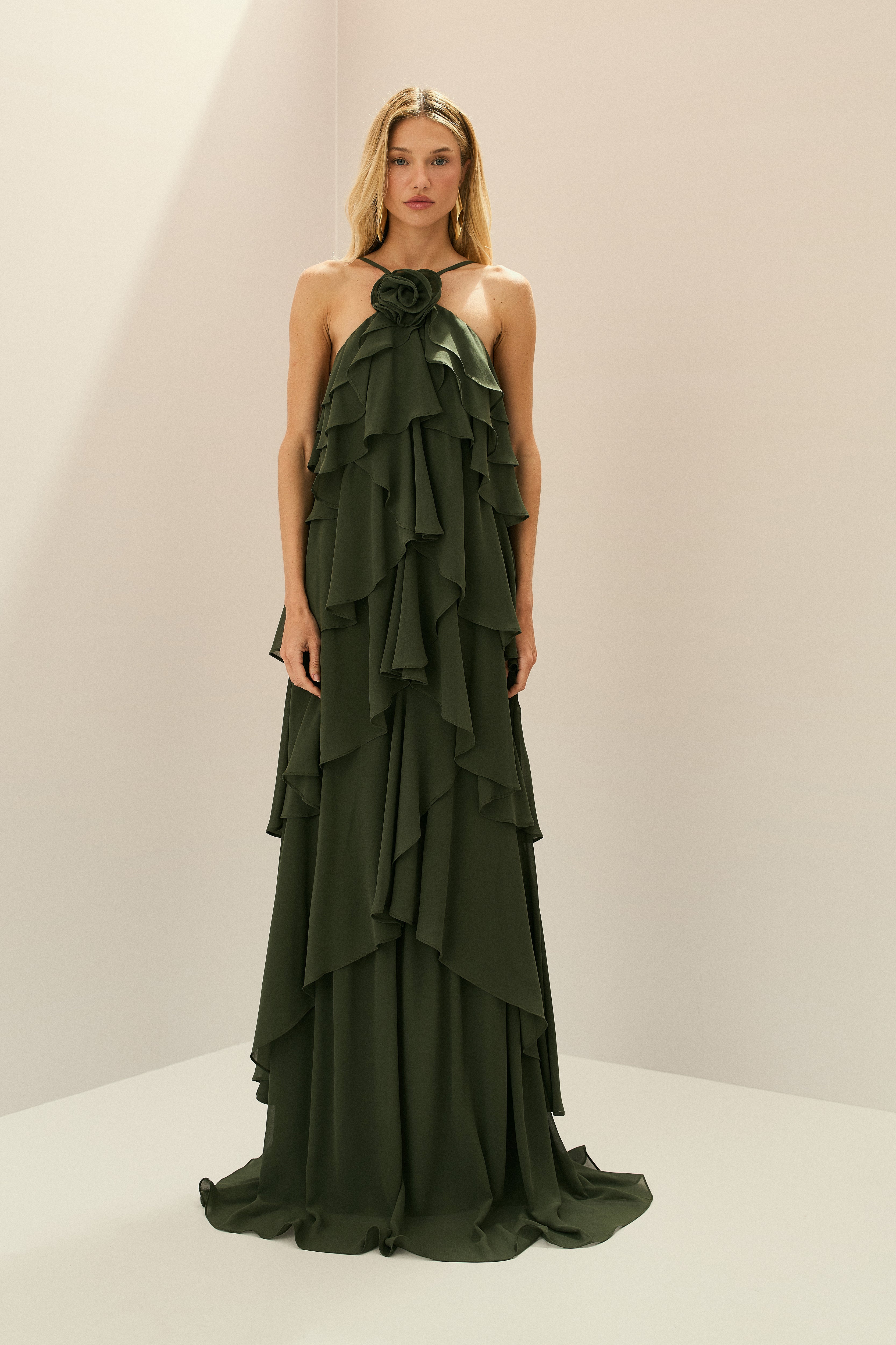 Vestido Longo em Chiffon com Decote Halter, Babados em Camadas e Costas Abertas - Atacama Verde Oliva