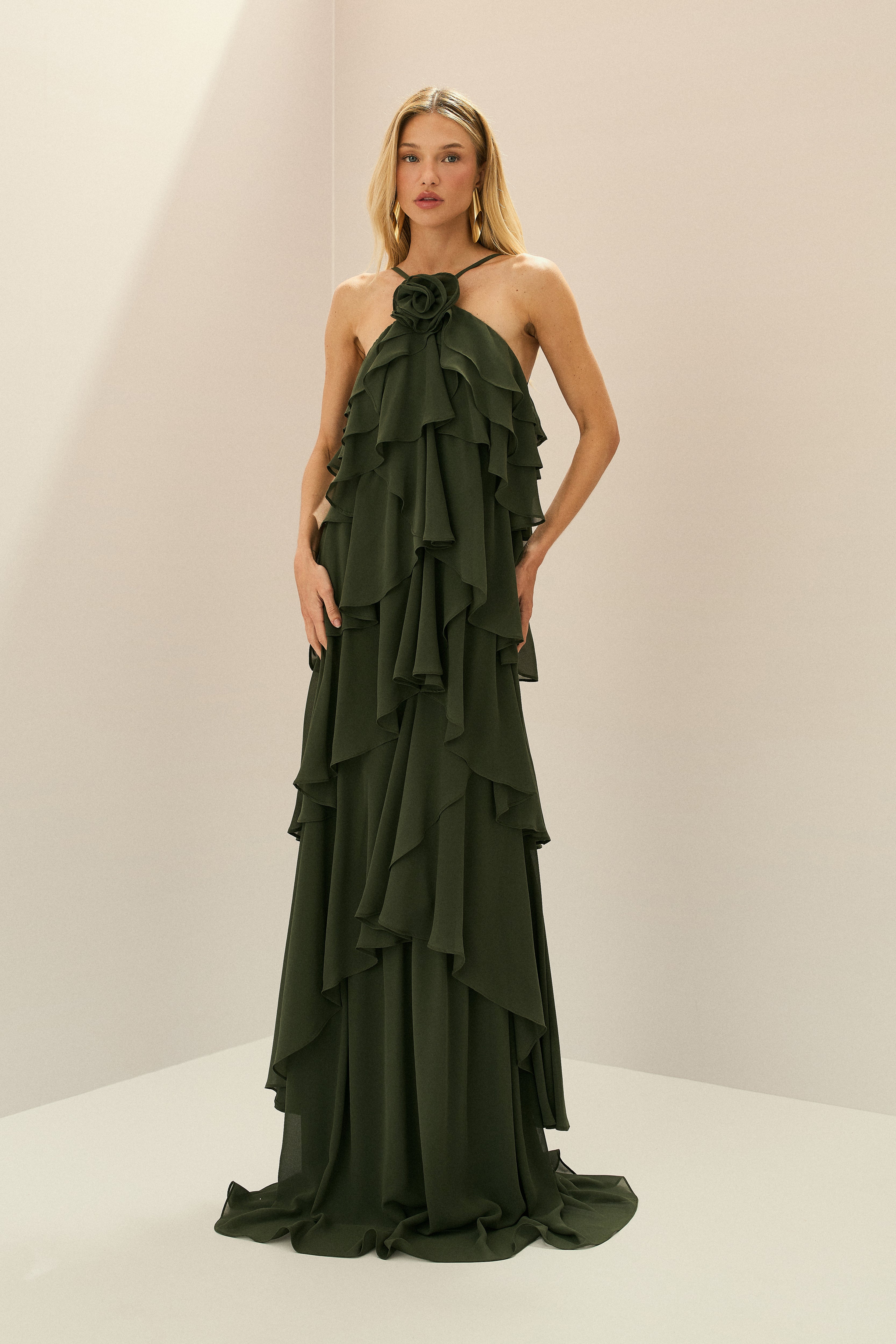 Vestido Longo em Chiffon com Decote Halter, Babados em Camadas e Costas Abertas - Atacama Verde Oliva