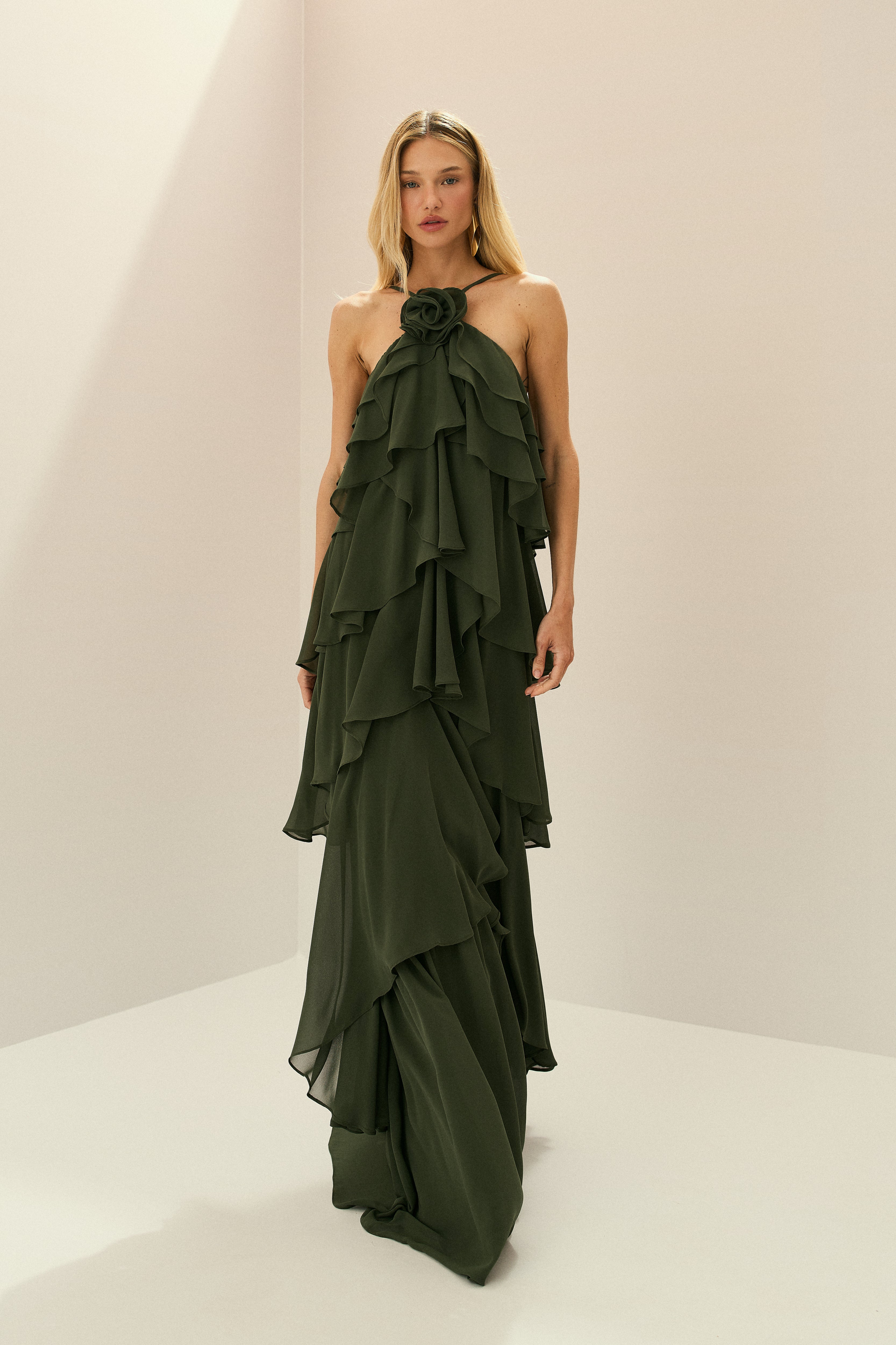 Vestido Longo em Chiffon com Decote Halter, Babados em Camadas e Costas Abertas - Atacama Verde Oliva
