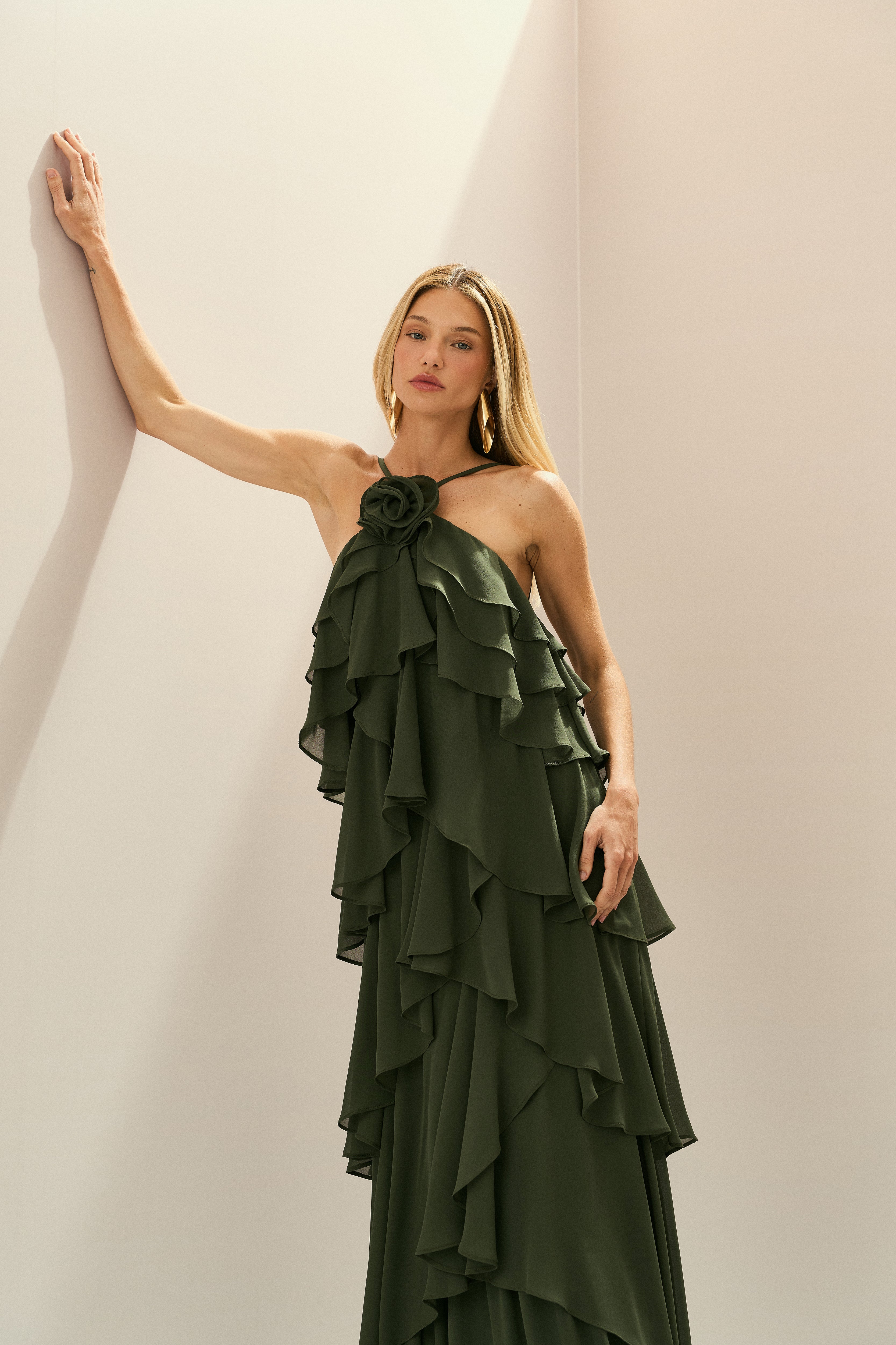 Vestido Longo em Chiffon com Decote Halter, Babados em Camadas e Costas Abertas - Atacama Verde Oliva