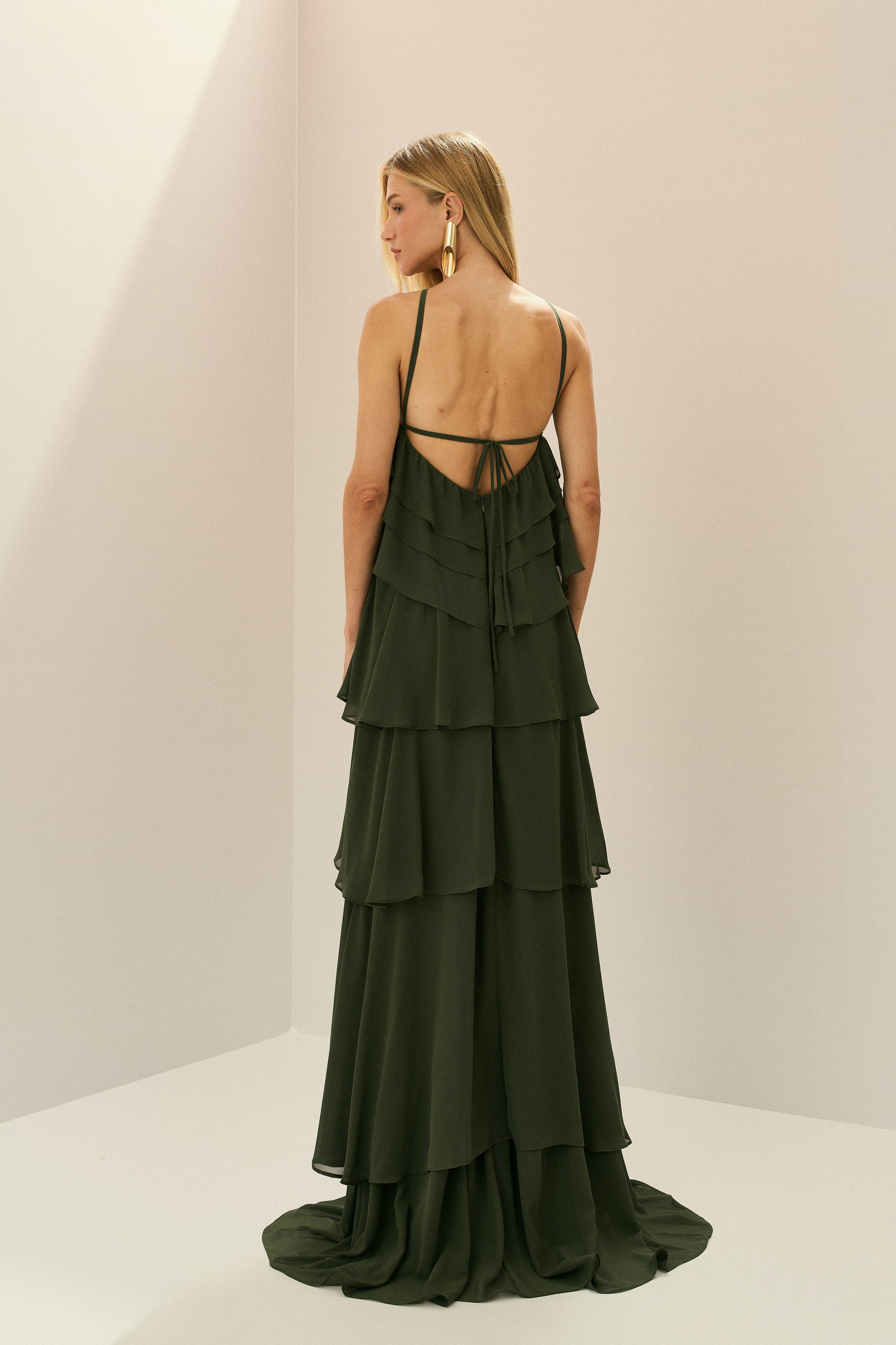 Vestido Longo em Chiffon com Decote Halter, Babados em Camadas e Costas Abertas - Atacama Verde Oliva