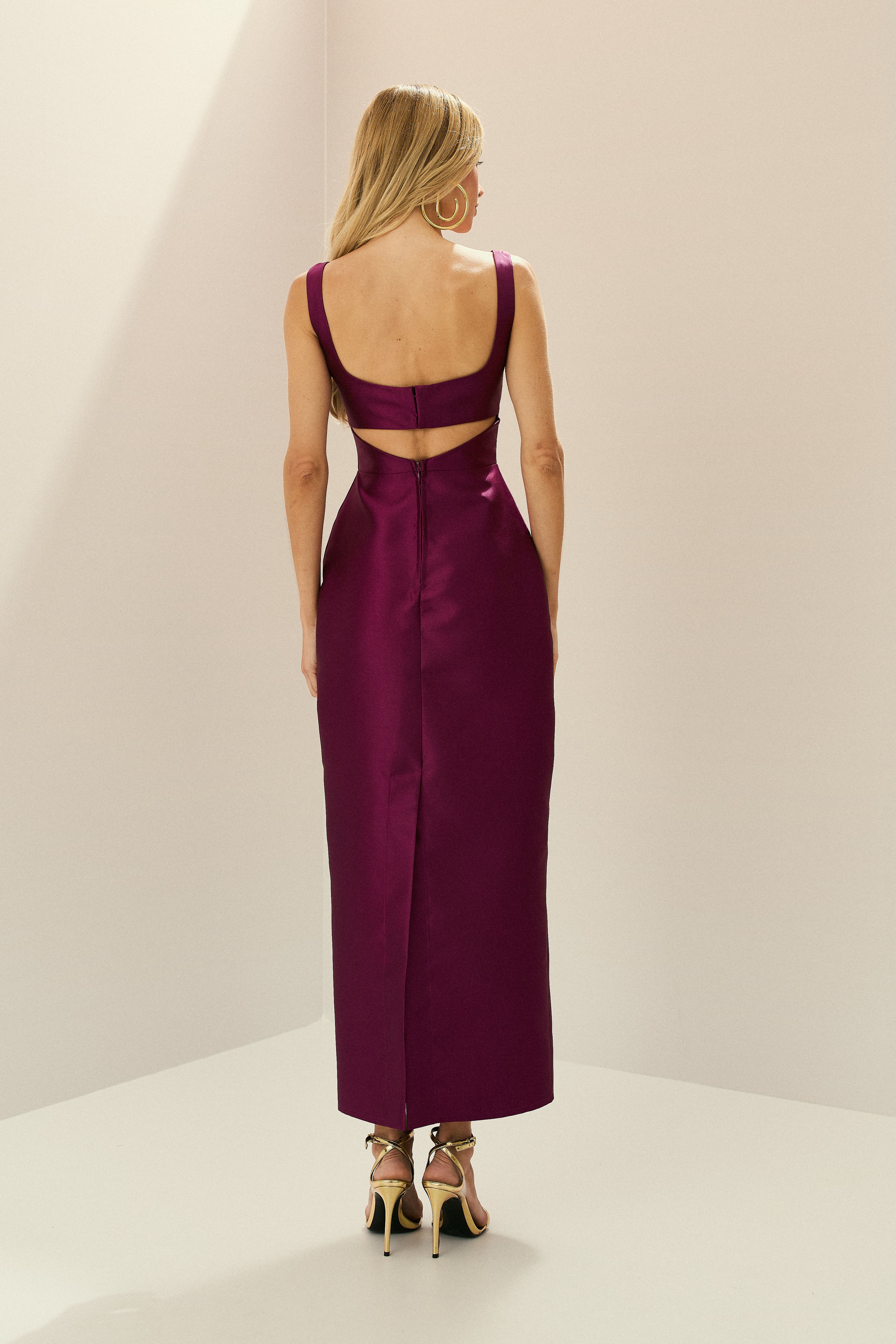Vestido Midi em Zibeline com Decote Quadrado, Alças Largas, Saia Lápis, Recorte nas Costas e Fenda Traseira - Lira Fúcsia