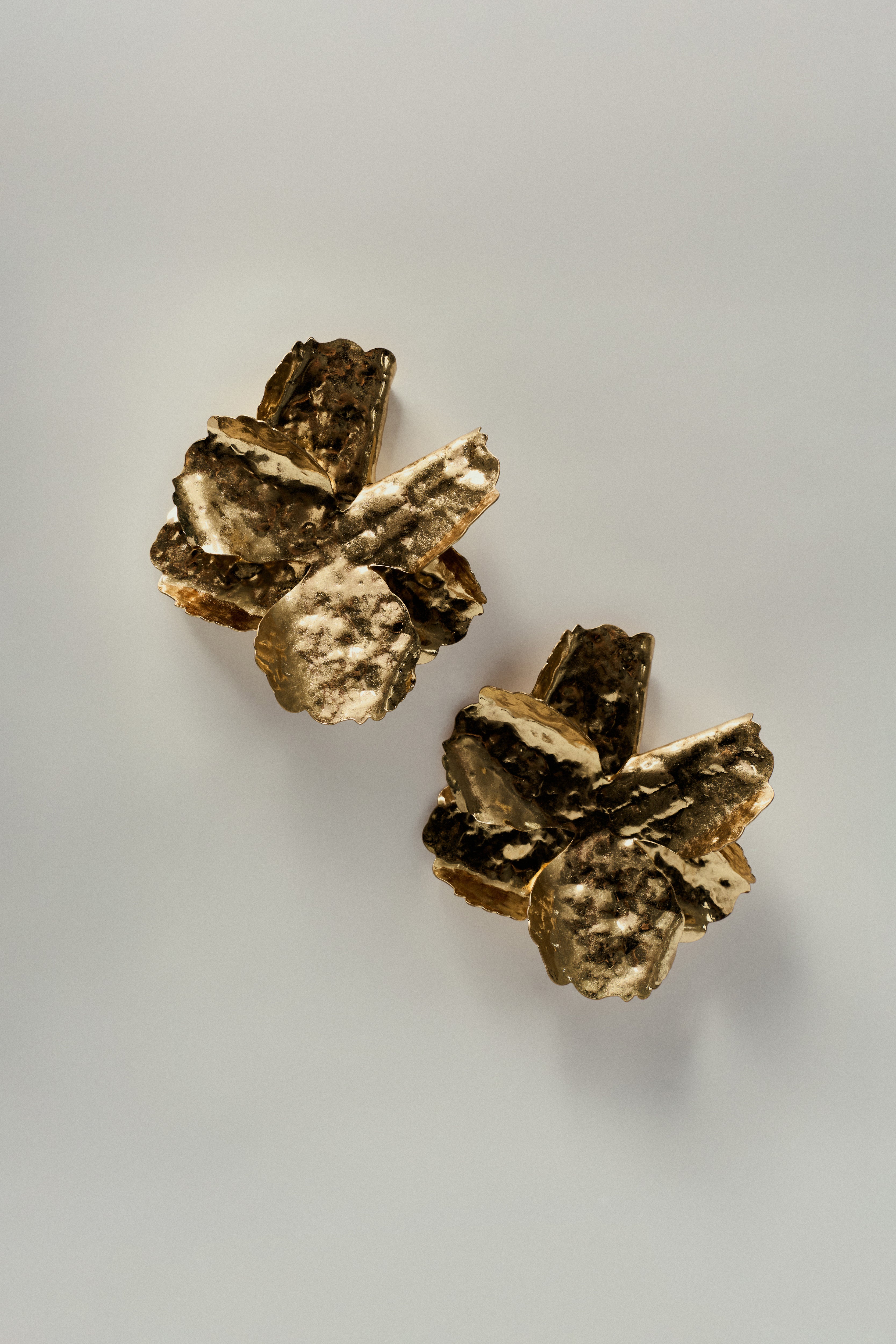 Brinco Flor Orgânico Amassado Dourado