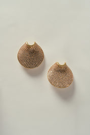Brinco Leque Cravejado em Strass Dourado