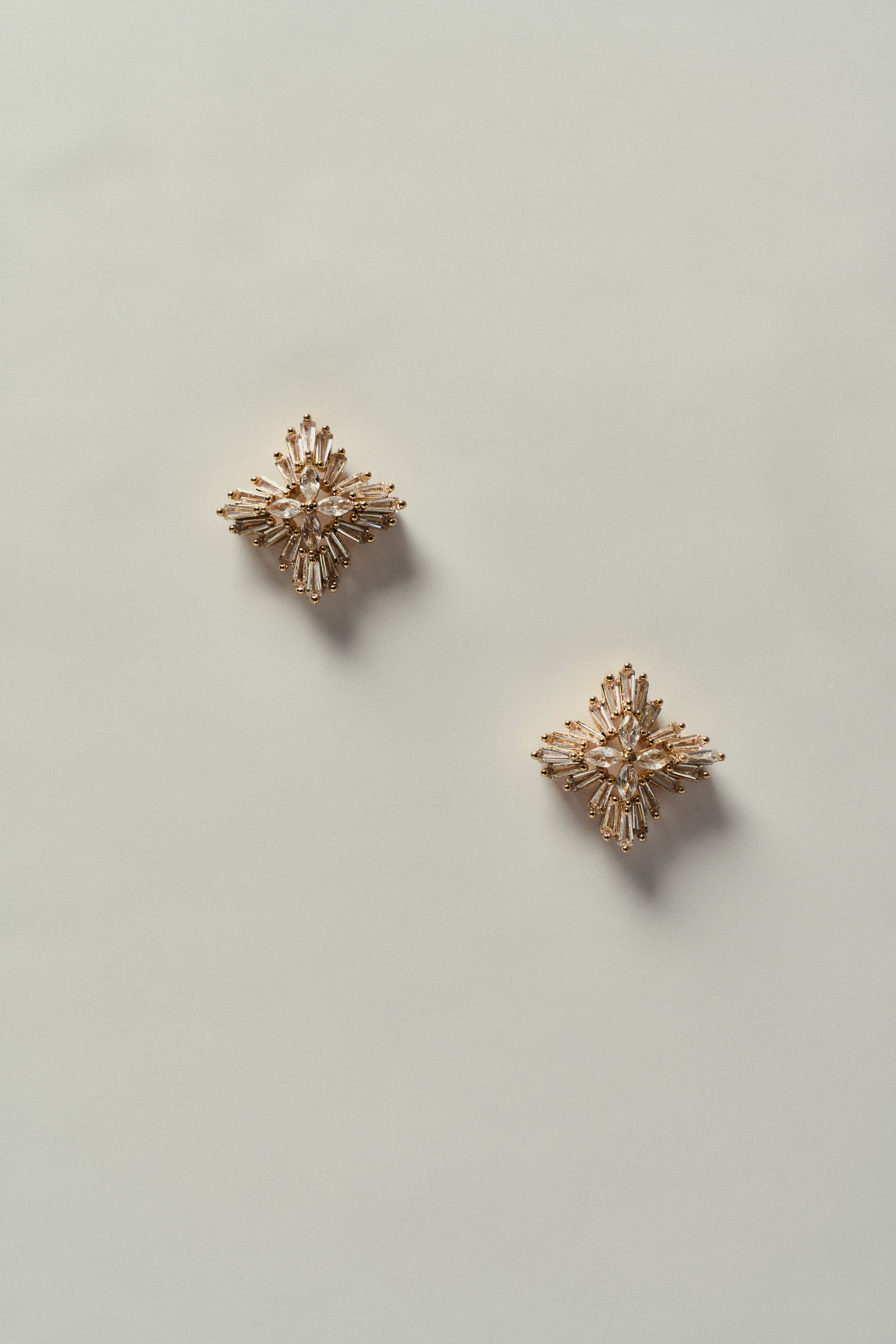 Brinco Flor Quatro Pontas Cravejado em Zircônia Dourado