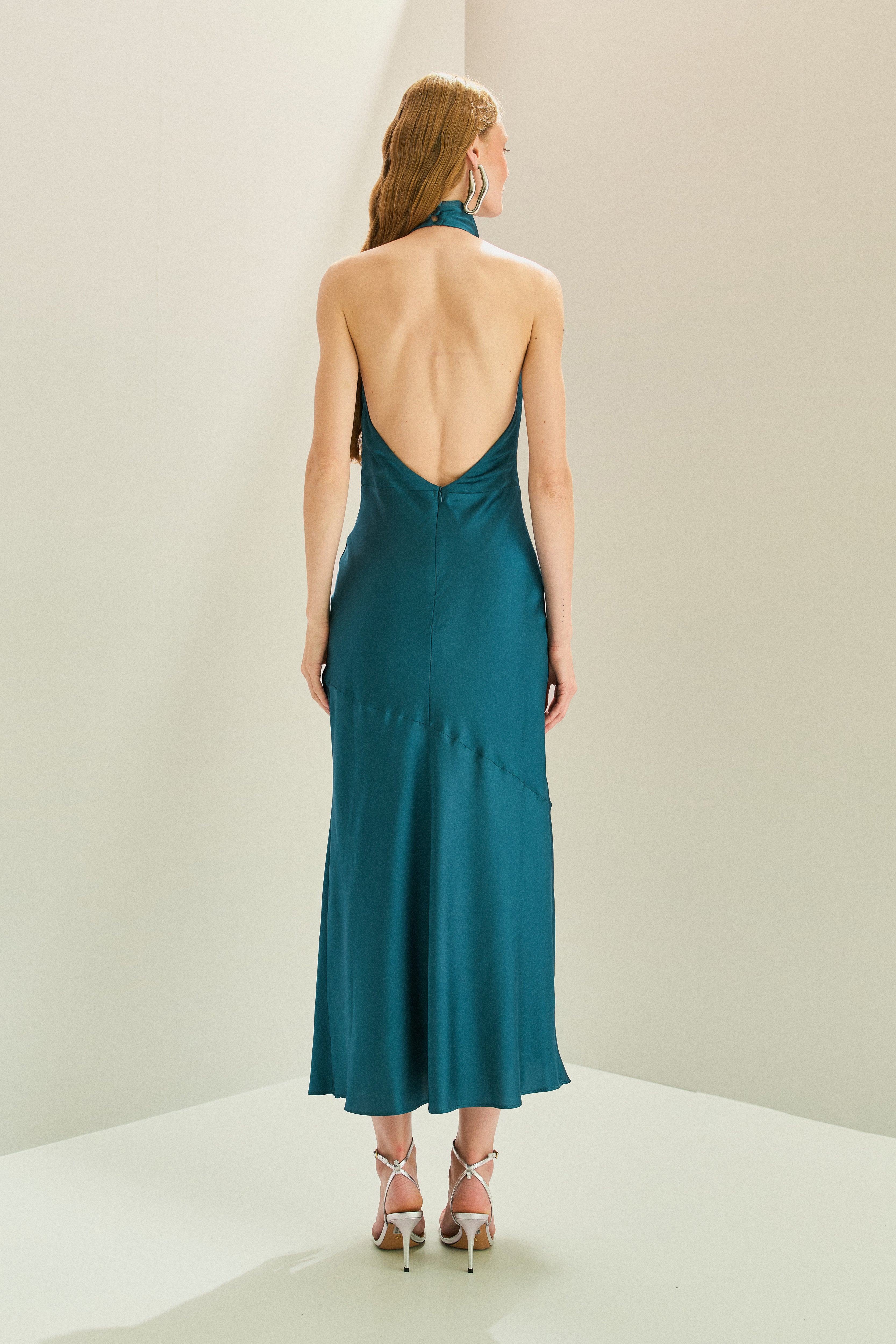 Vestido Midi em Cetim com Gola Degagê e Fenda Frontal - Estela Azul Petróleo