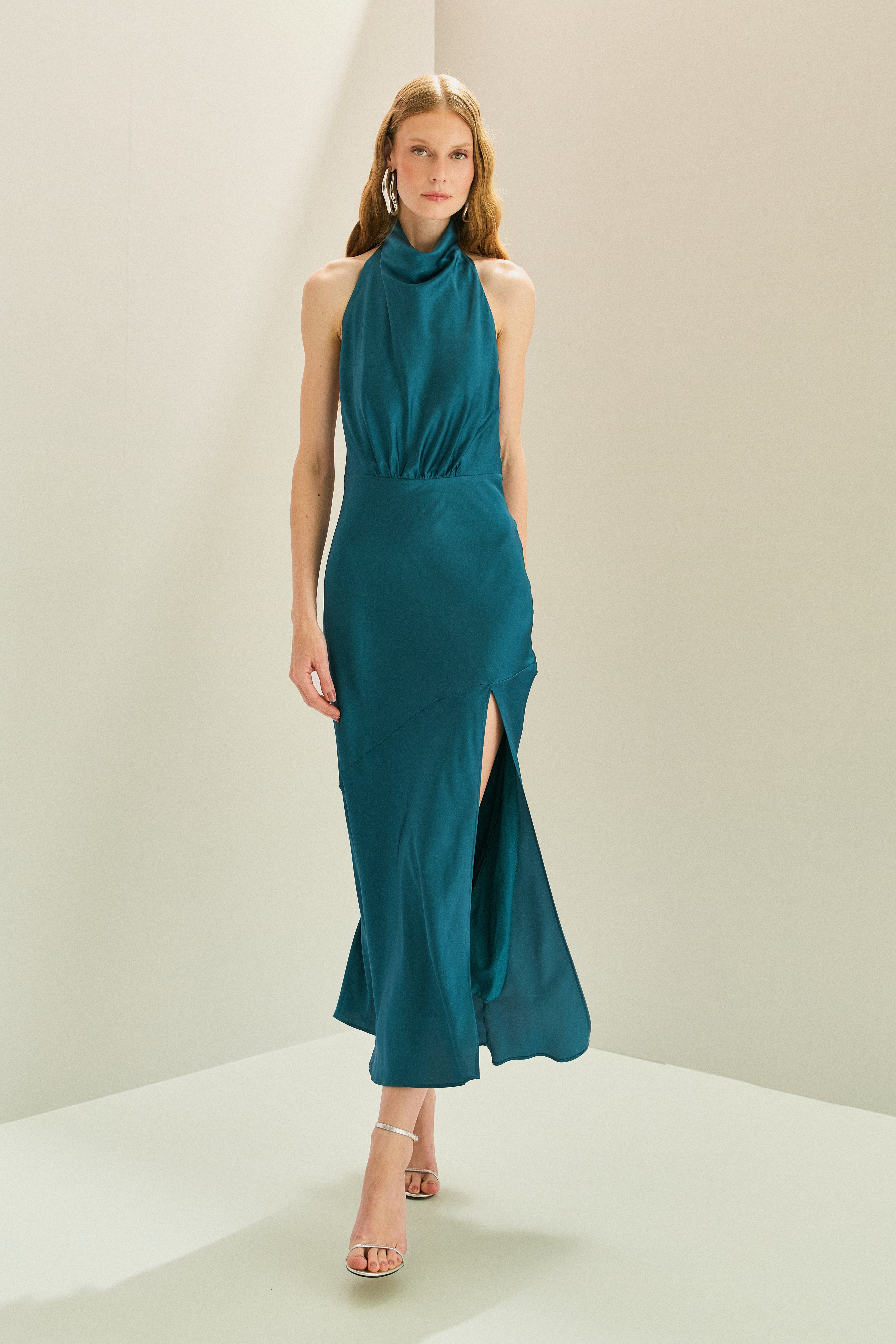 Vestido Midi em Cetim com Gola Degagê e Fenda Frontal - Estela Azul Petróleo