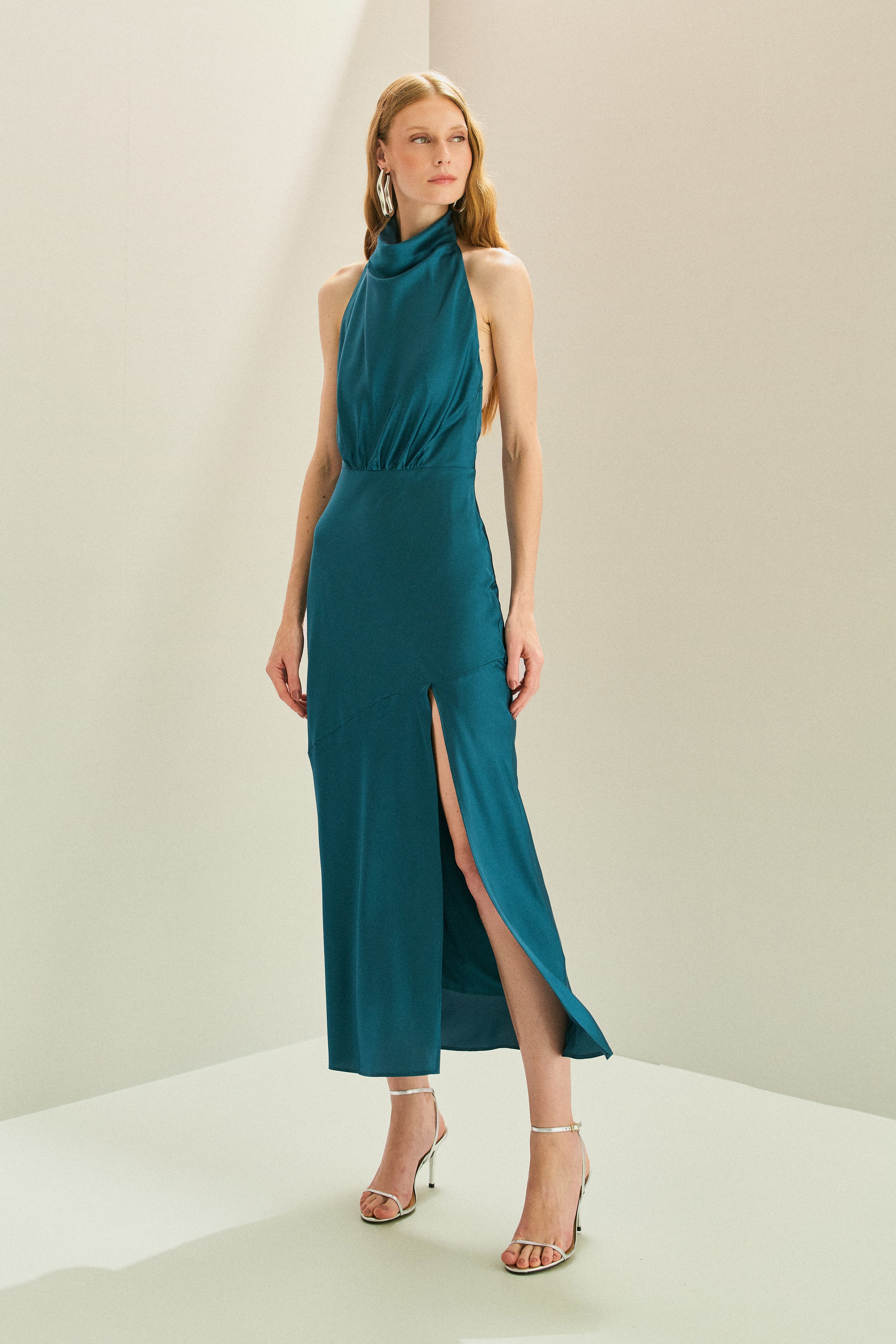 Vestido Midi em Cetim com Gola Degagê e Fenda Frontal - Estela Azul Petróleo