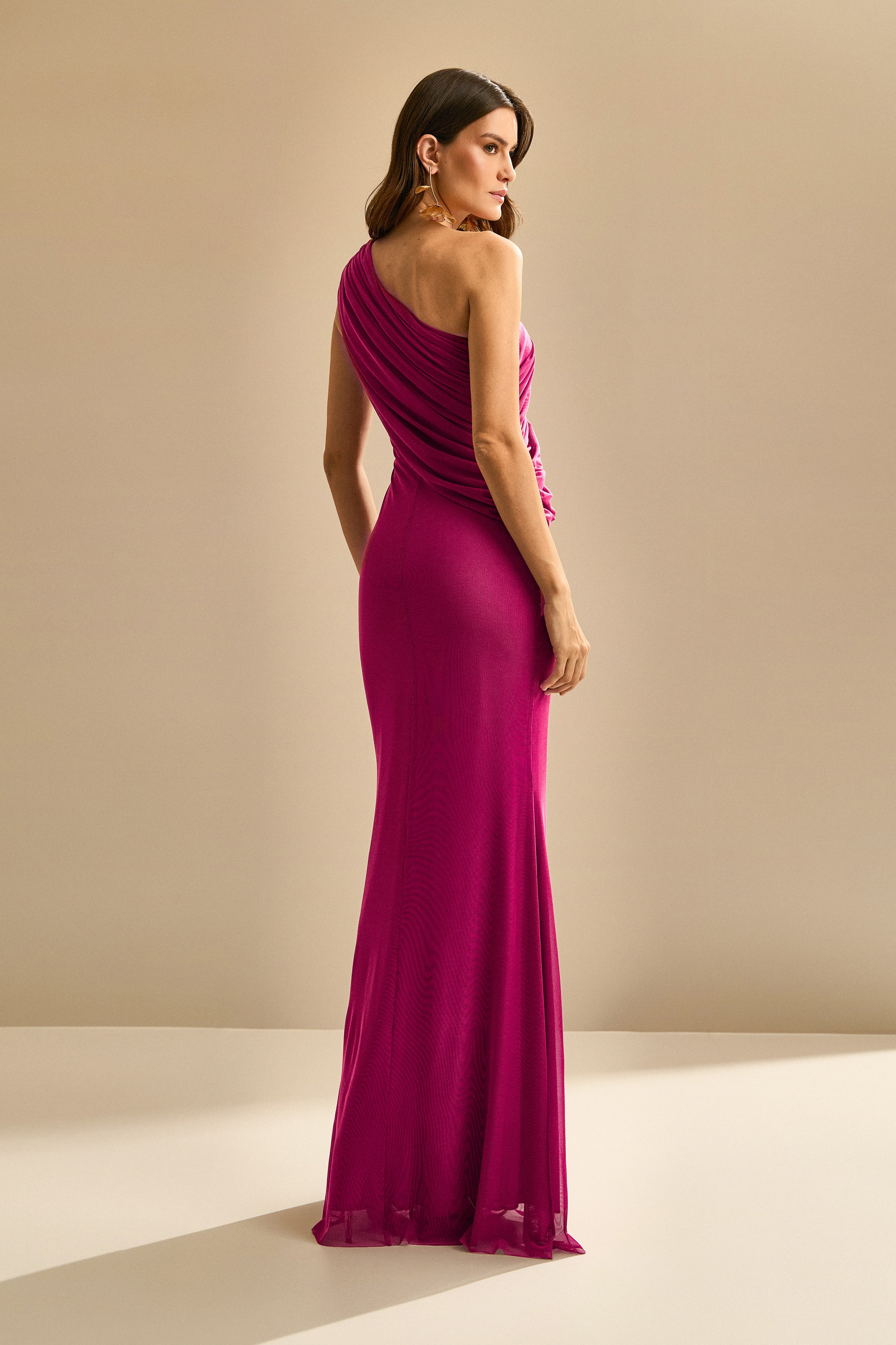 Vestido Longo em Tule Ombro Único com Drapeado no Busto e nas Costas - Hera Rosa Pink Escuro