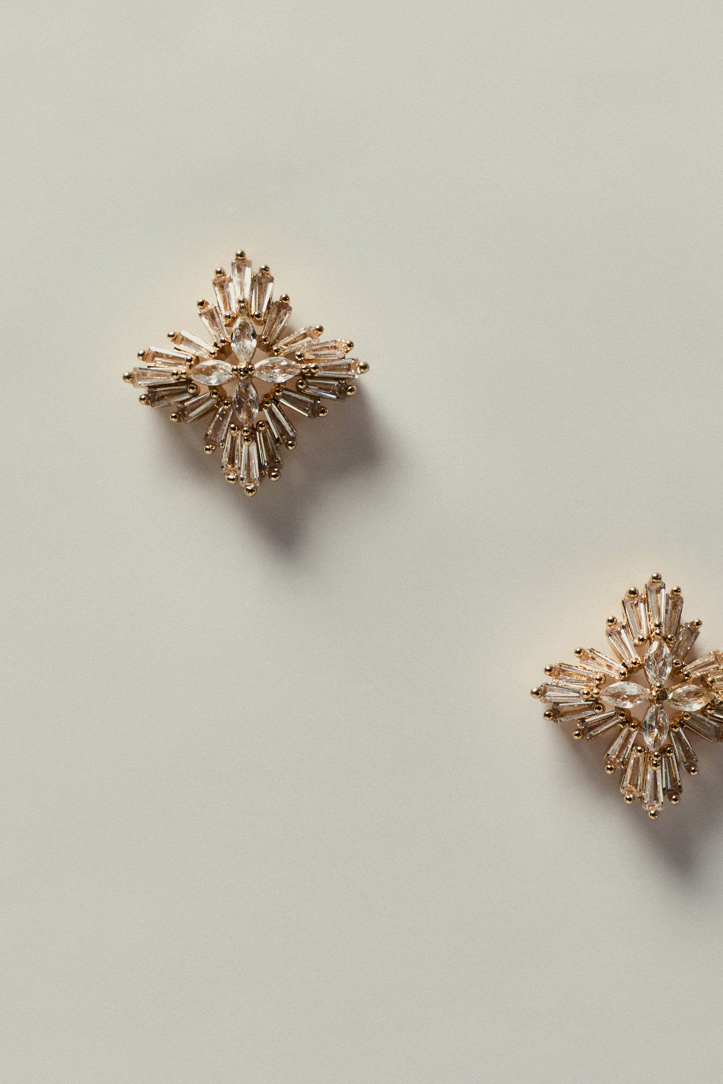 Pontas_Cravejado_em_Zirconia_Dourado1.jpg
