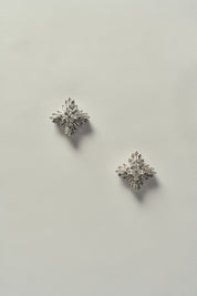 Brinco Flor Quatro Pontas Cravejado em Zircônia Prateado