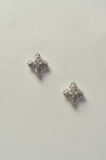 Brinco Flor Quatro Pontas Cravejado em Zircônia Prateado