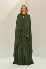 Vestido Longo em Chiffon com Busto Estruturado, Babados Verticais na Saia e Capa Longa com Nó - Riviera Verde Oliva