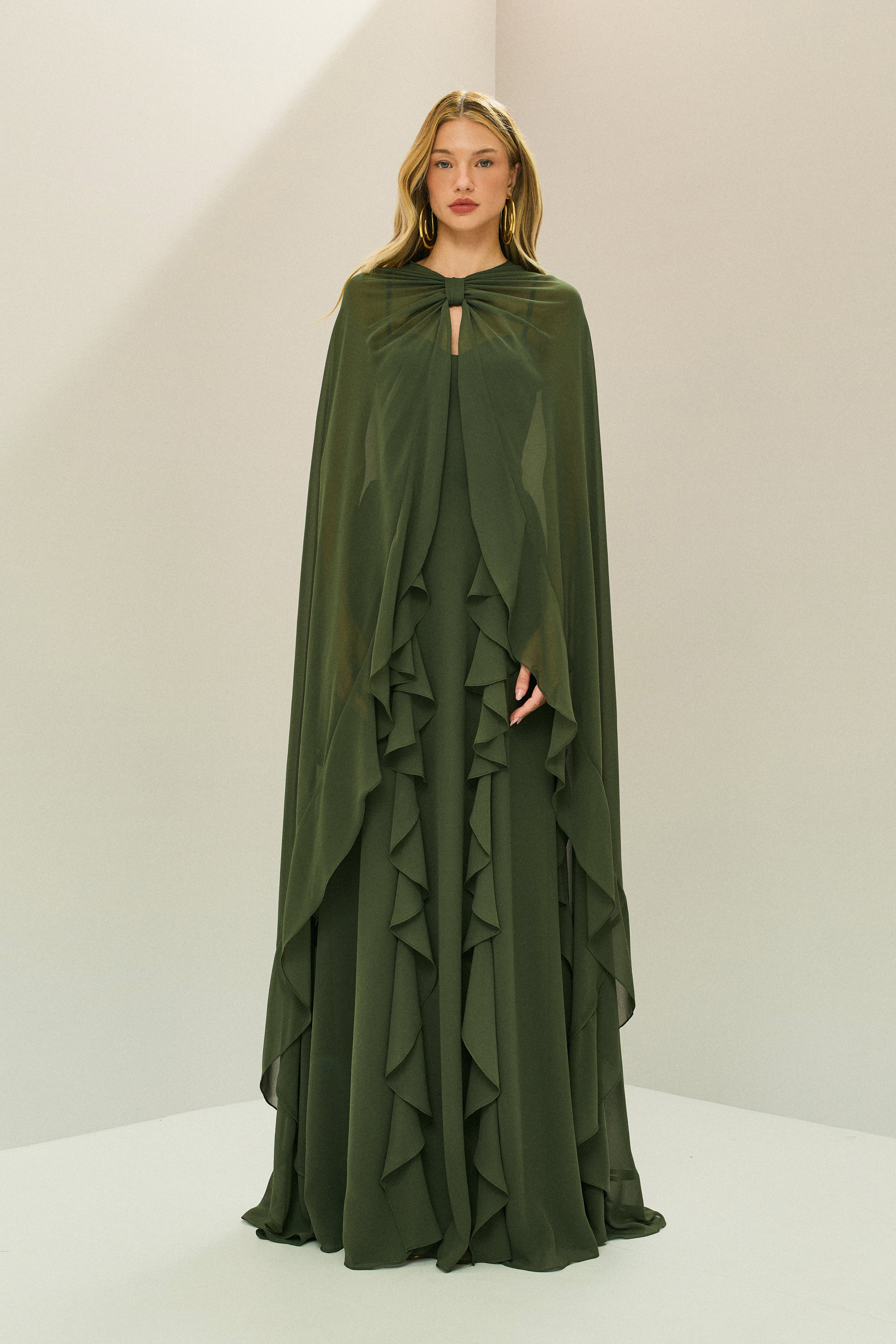 Vestido Longo em Chiffon com Busto Estruturado, Babados Verticais na Saia e Capa Longa com Nó - Riviera Verde Oliva