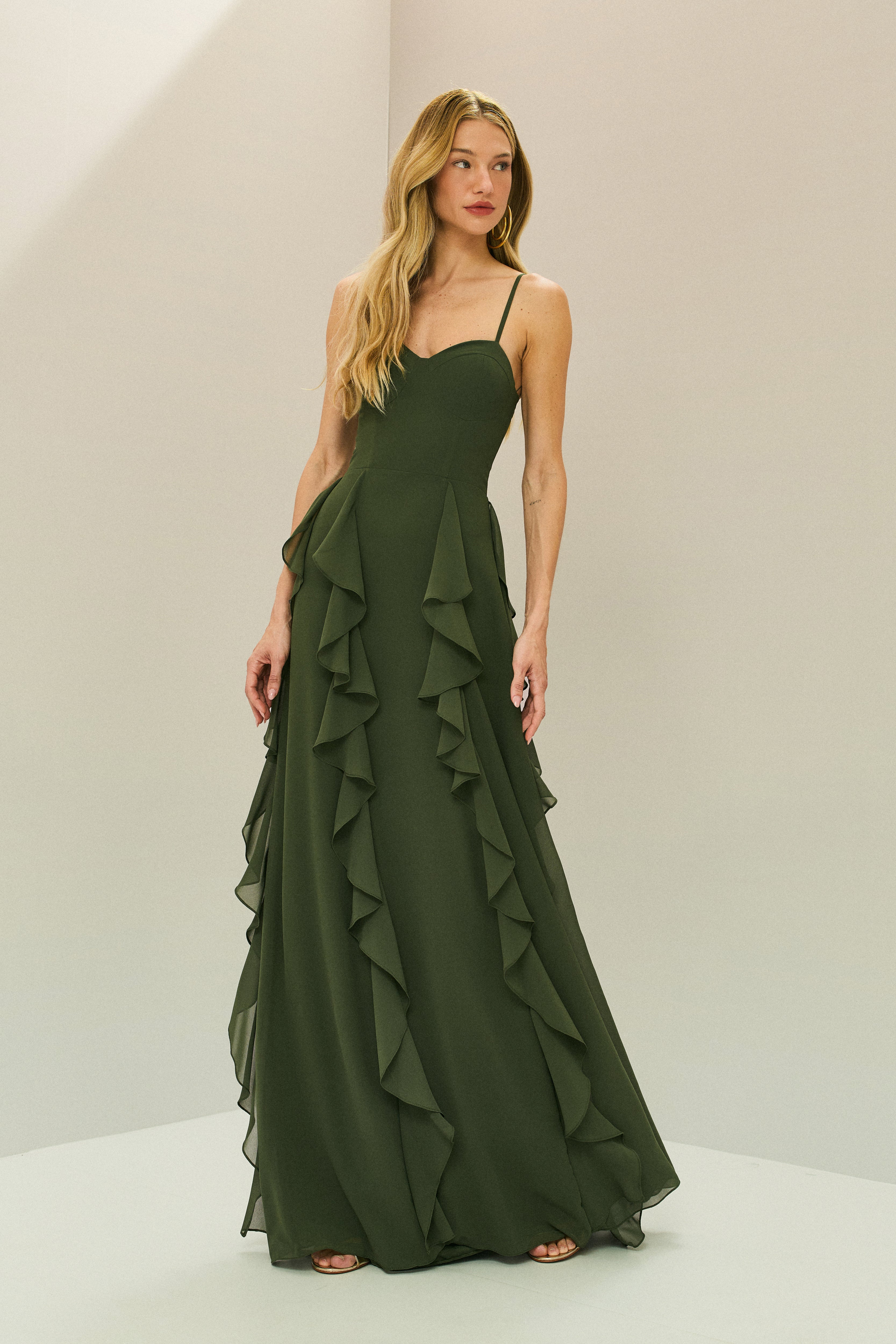 Vestido Longo em Chiffon com Busto Estruturado, Babados Verticais na Saia e Capa Longa com Nó - Riviera Verde Oliva