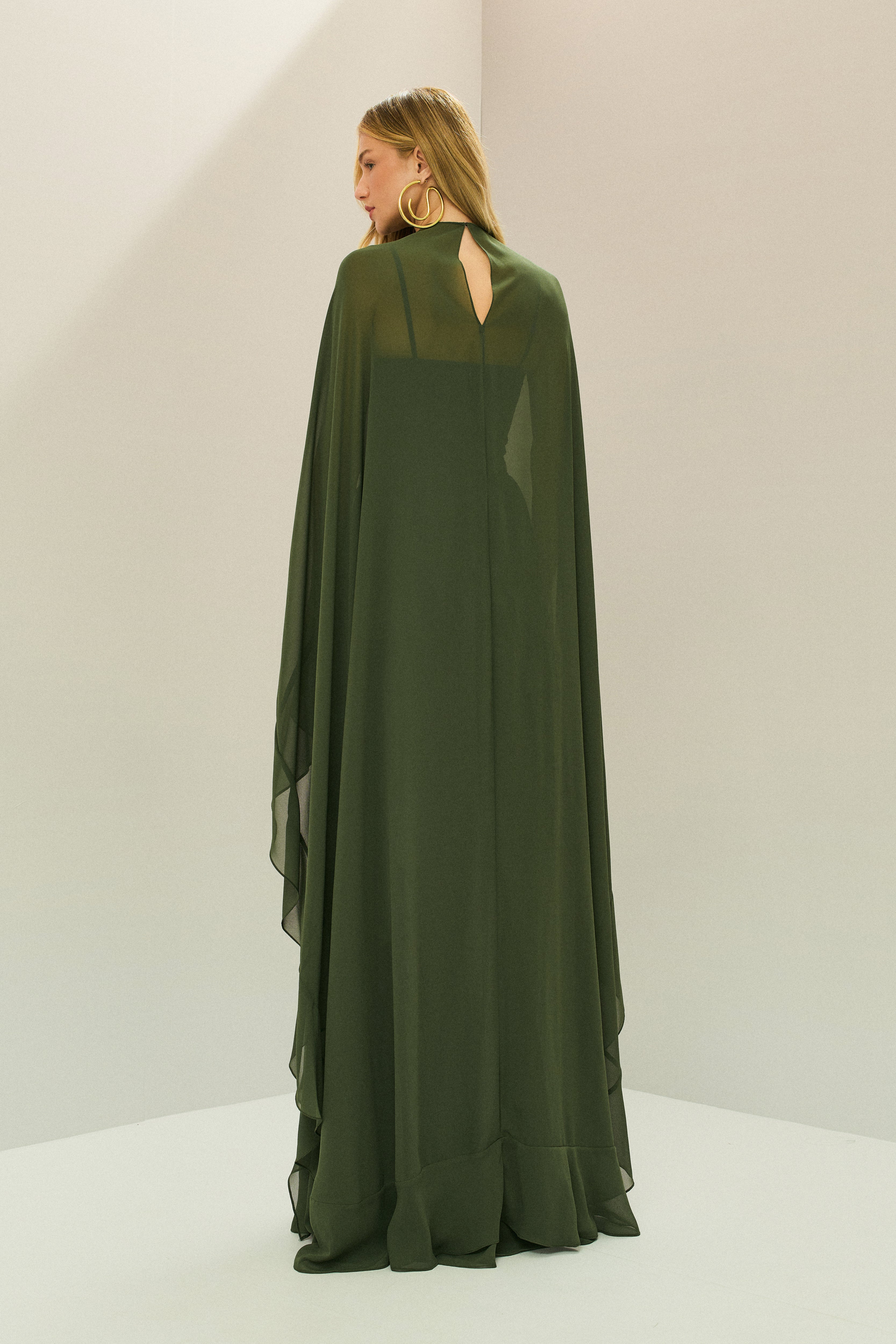 Vestido Longo em Chiffon com Busto Estruturado, Babados Verticais na Saia e Capa Longa com Nó - Riviera Verde Oliva
