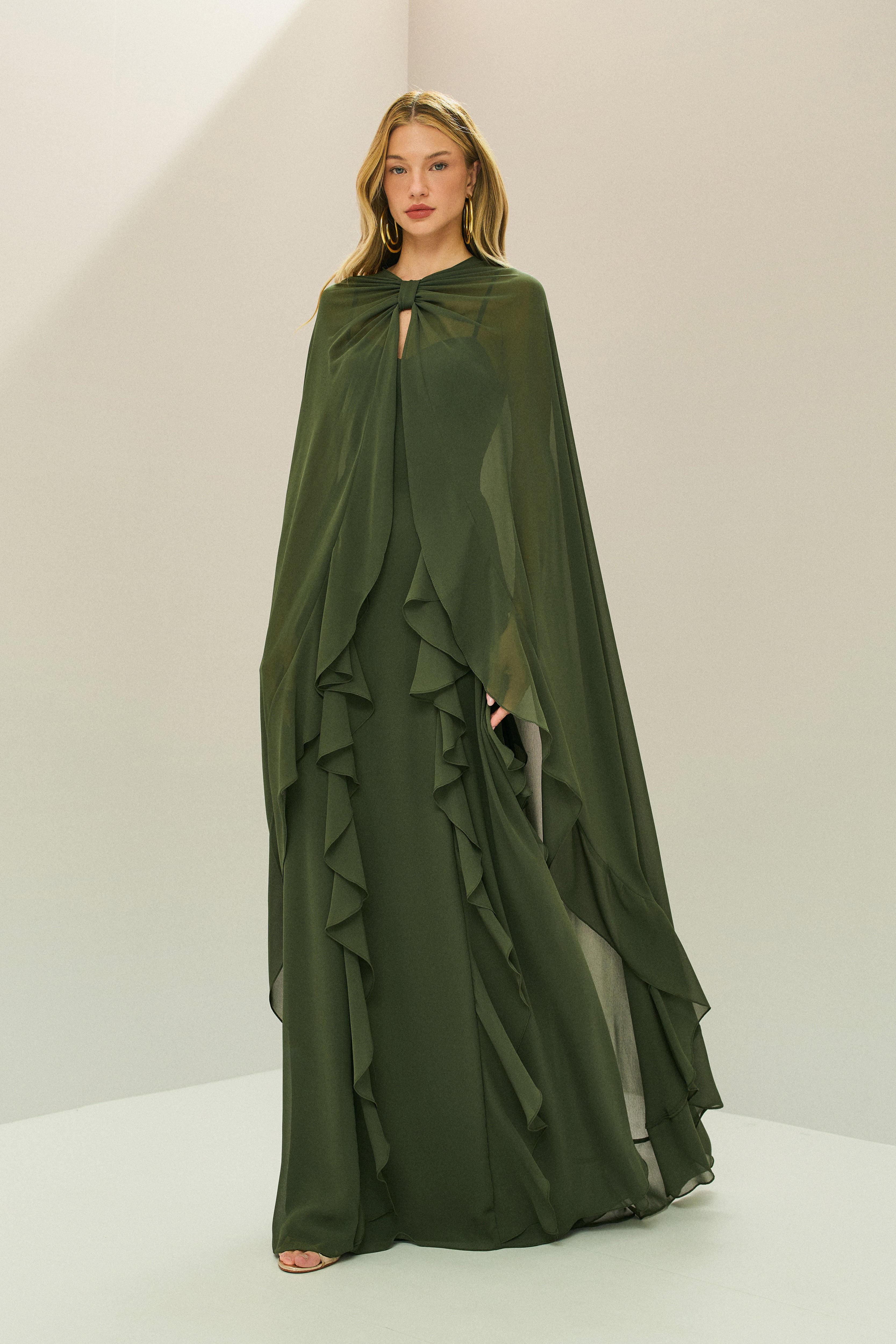 Vestido Longo em Chiffon com Busto Estruturado, Babados Verticais na Saia e Capa Longa com Nó - Riviera Verde Oliva