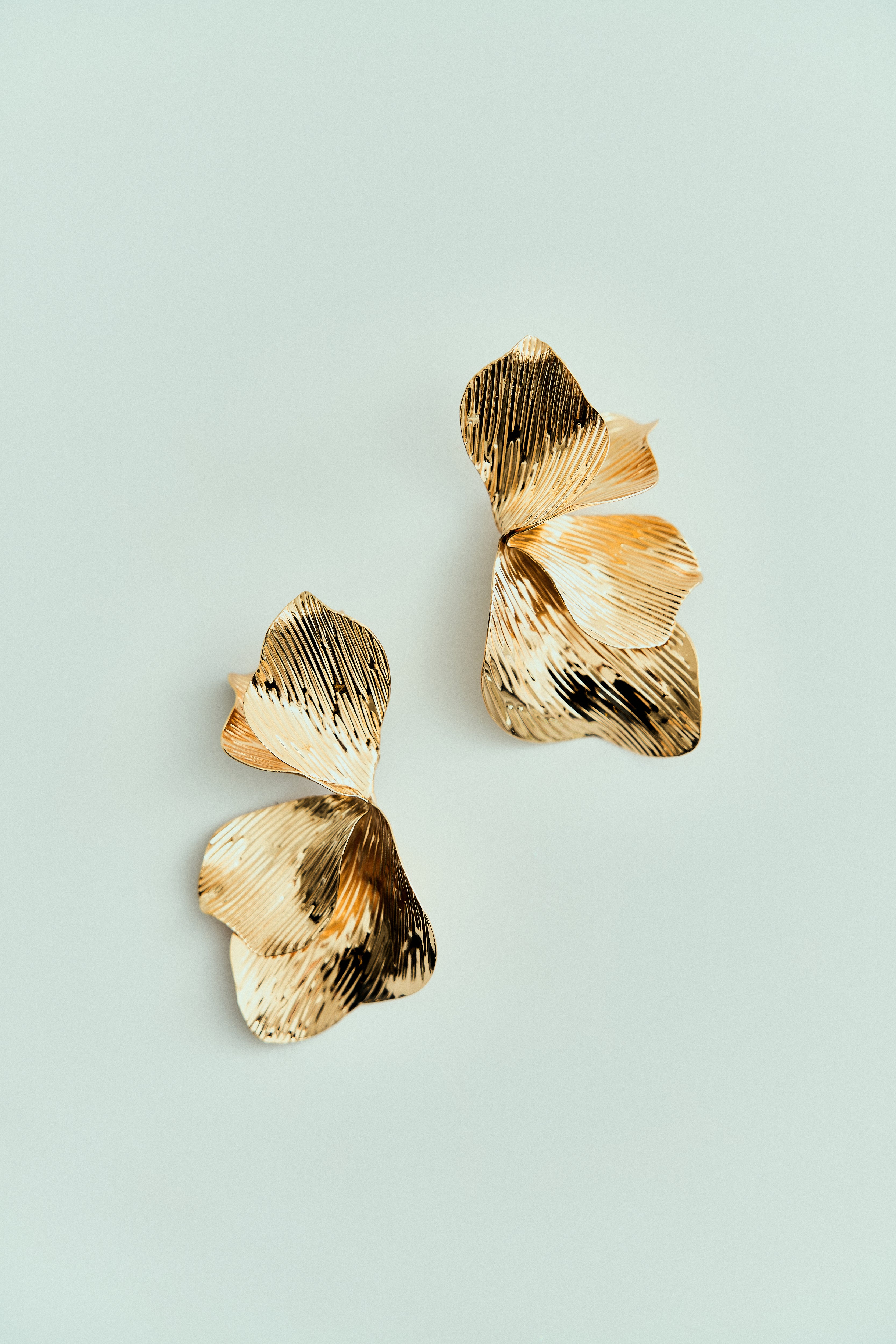 Brinco Pétalas de Flor Orgânico Dourado