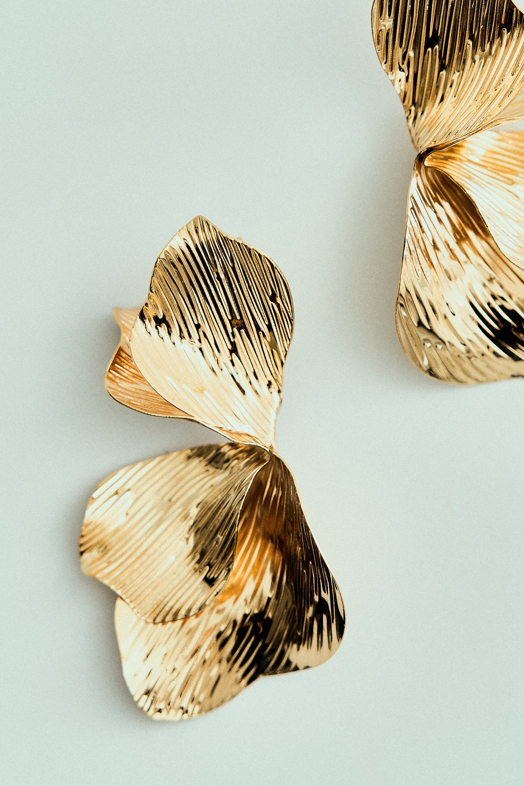 Brinco Pétalas de Flor Orgânico Dourado