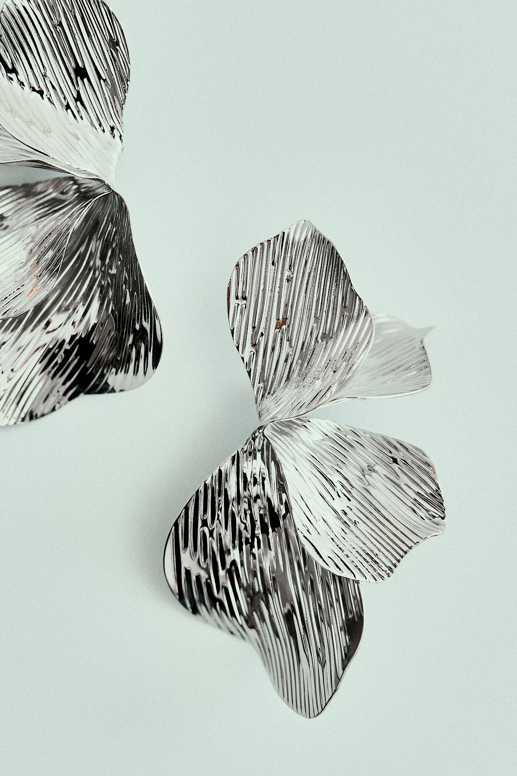 Brinco Pétalas de Flor Orgânico Prateado
