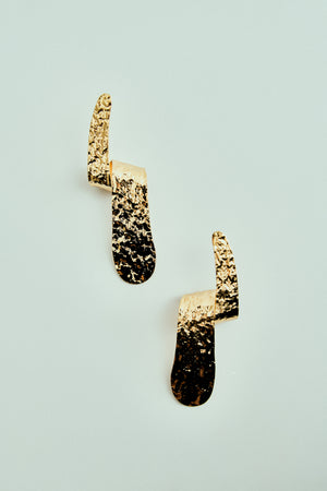 Brinco Orgânico Amassado Curvado Dourado