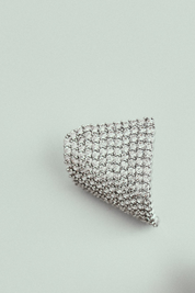 Brinco Curvado Cravejado com Strass Prateado