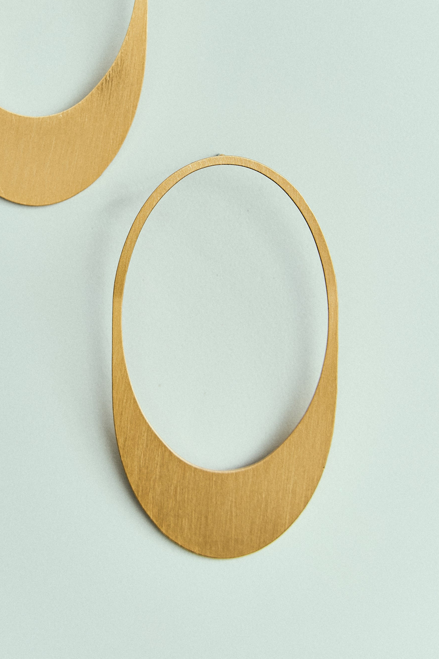 Brinco Lâmina Oval Vazado Dourado